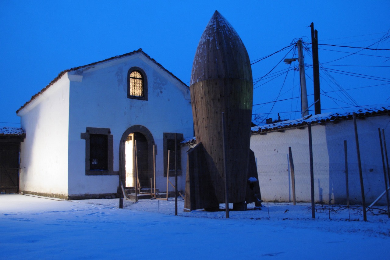 they are lucky to be bourgeois hens ii, 2009

madera, pintura, electricidad, gallinas

550 x 150 cm