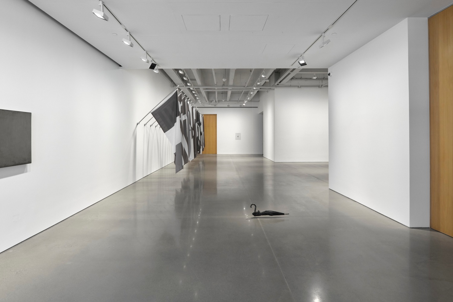 vista de instalaci&amp;oacute;n &amp;iquest;por qu&amp;eacute; el socialismo? por albert einstein, curadur&amp;iacute;a de gabriel orozco, kurimanzutto nueva york, 2025. foto: zach hyman