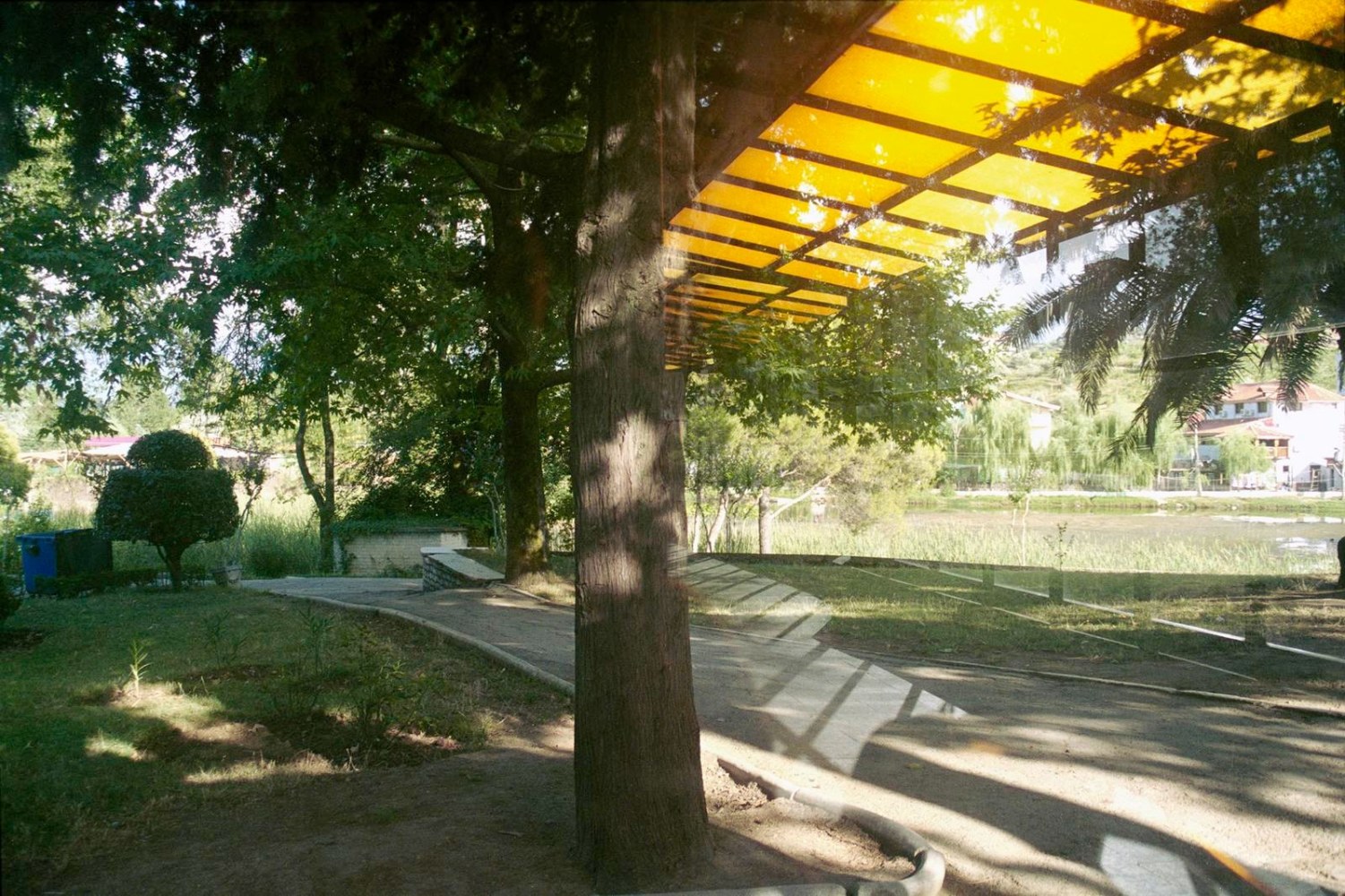 casa zoo I, 2001
color photograph mounted on aluminium
43.5 x 64.61 in

&amp;nbsp;

&amp;nbsp;