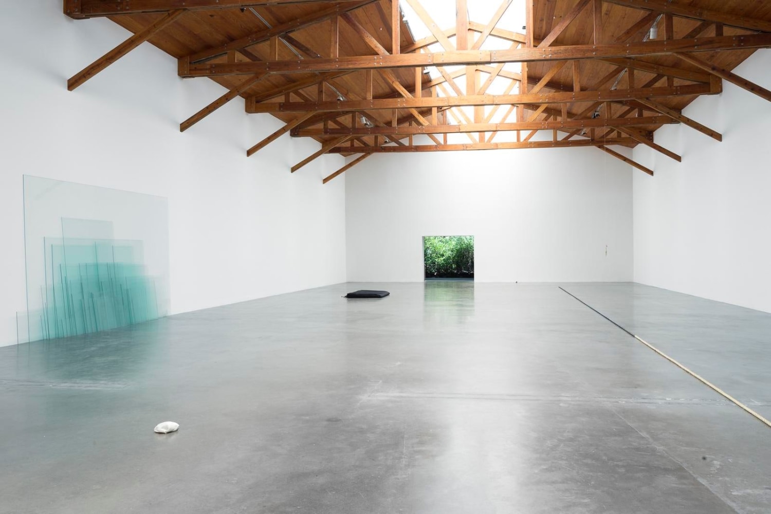 no se puede hacer una revoluci&amp;oacute;n con guantes de seda, kurimanzutto, ciudad de m&amp;eacute;xico, 2016