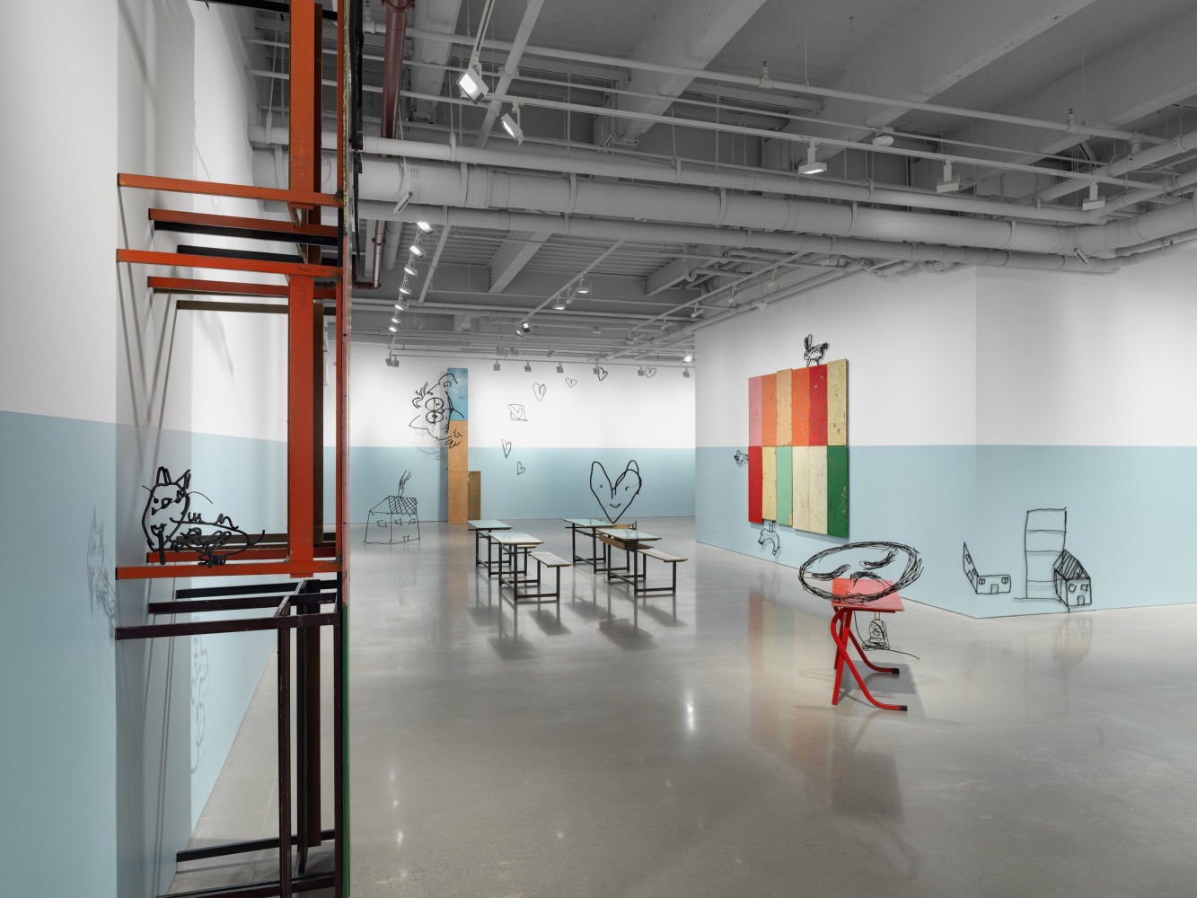 vista de instalaci&amp;oacute;n&amp;nbsp;petrit halilaj: abetare (noisy classroom), kurimanzutto nueva york, 2024. foto: dan bradica