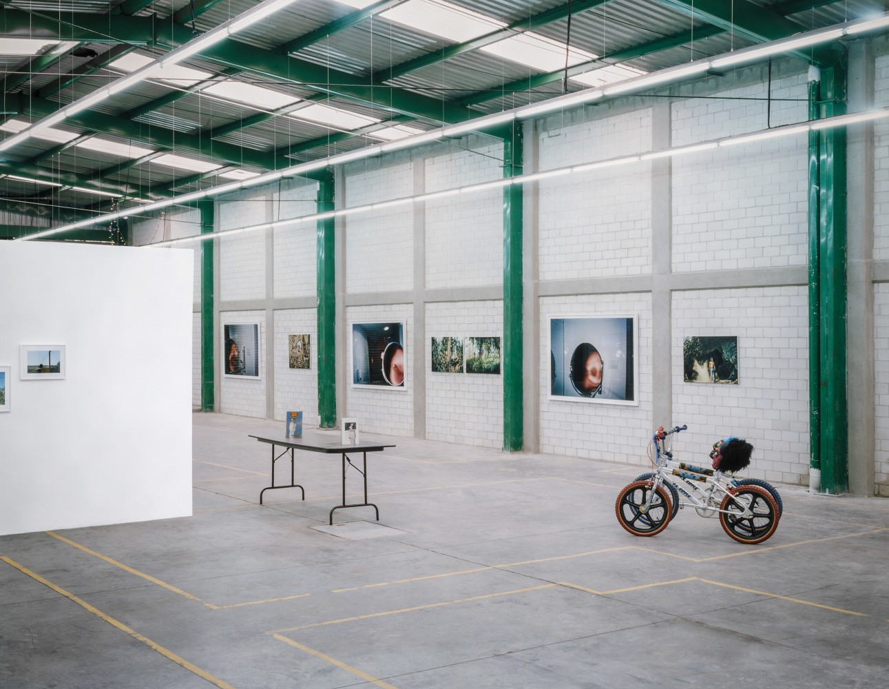 vista de instalaci&amp;oacute;n miguel calder&amp;oacute;n, kurimanzutto, ciudad de m&amp;eacute;xico, 2006