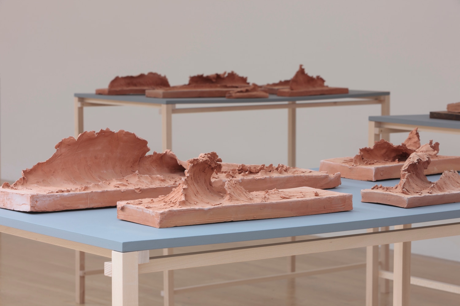 lava waves, 2016
set de 33,&amp;nbsp;piezas de arcilla de oaxaca, mexico
dimensiones variables
vista de instalaci&amp;oacute;n de damian ortega, the fruitmarket gallery, edimburgo, escocia, 2016