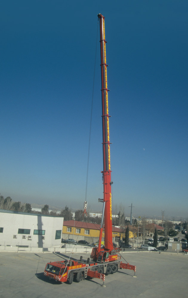 untitled (crane), 2006

crane trying to lift itself

2,362.2 in.

installation view at madrid abierto 06, 2006

&amp;nbsp;