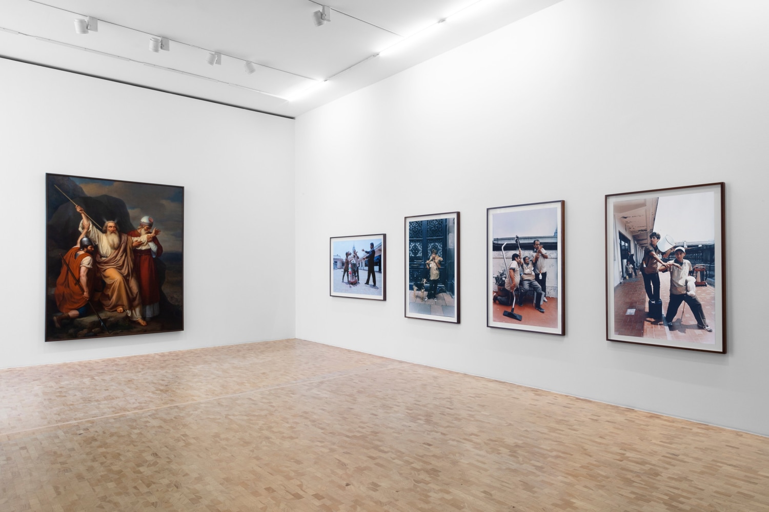 vista de instalaci&amp;oacute;n materia est&amp;eacute;tica disponible, museo tamayo, 2022. foto: gerardo landa estudio