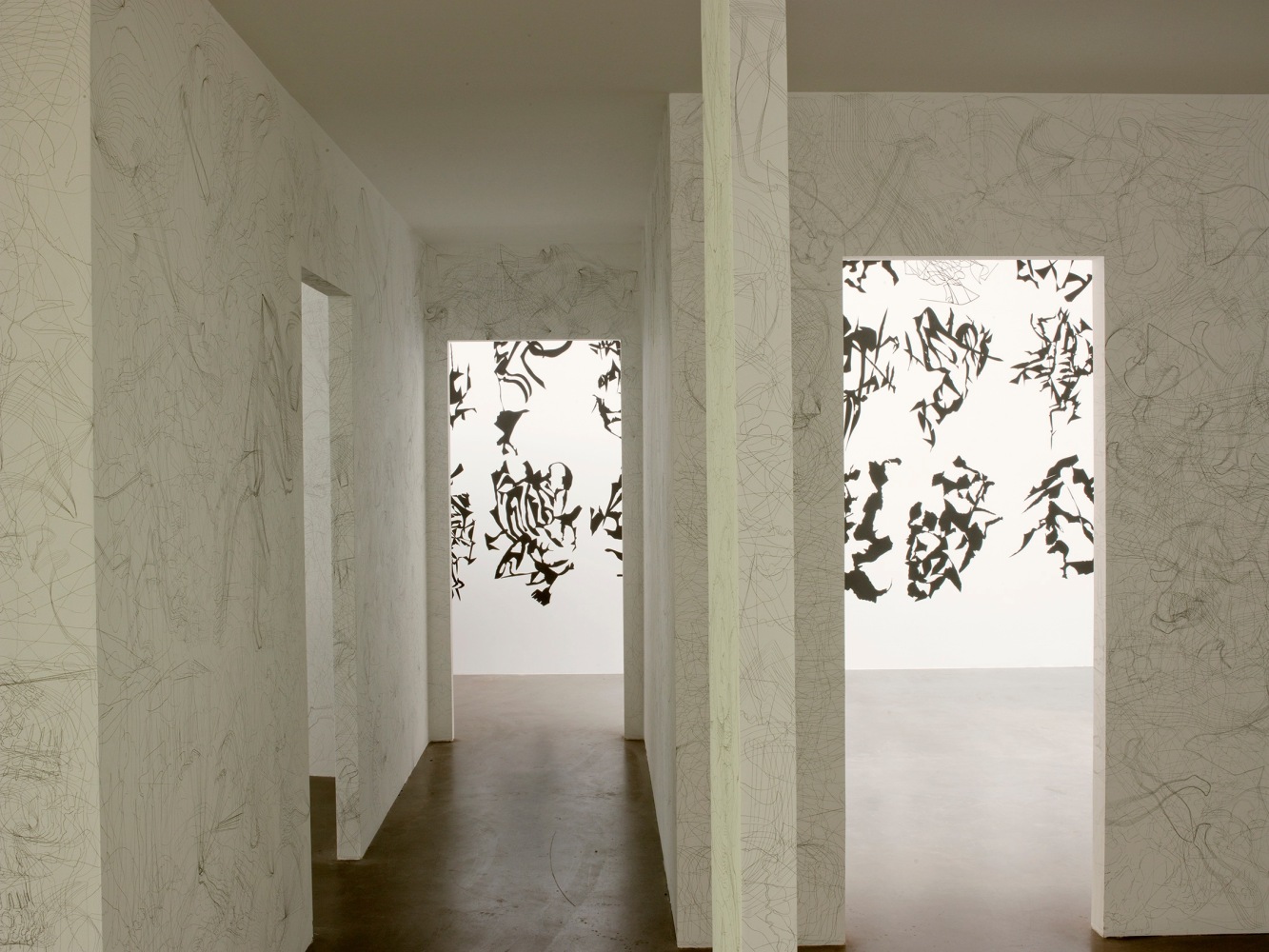 Vista de instalaci&amp;oacute;n de&amp;nbsp;El estudio por la ventana, kurimanzutto, Ciudad de M&amp;eacute;xico, 2010