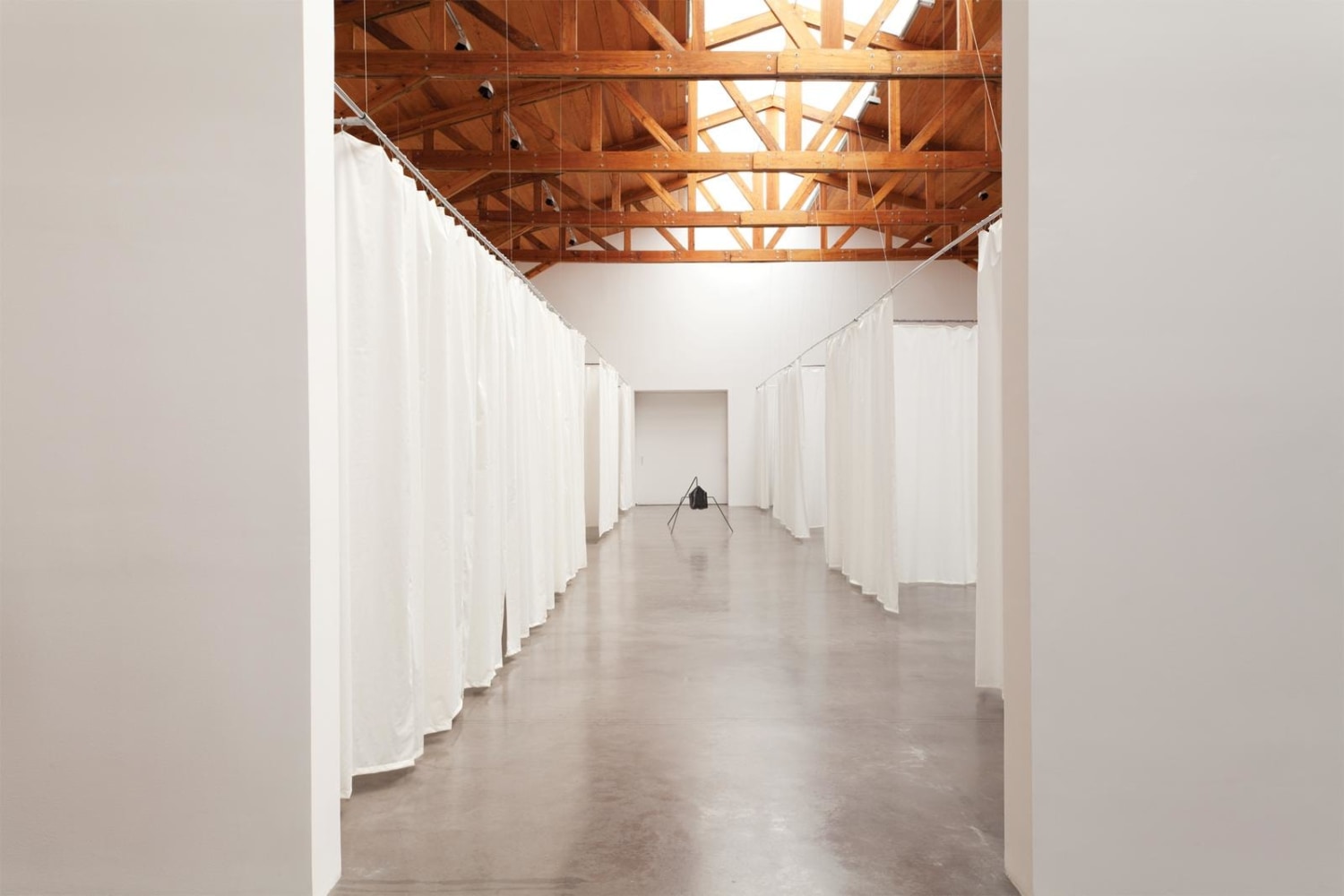 	varios y diversos, kurimanzutto, ciudad de m&amp;eacute;xico, 2013