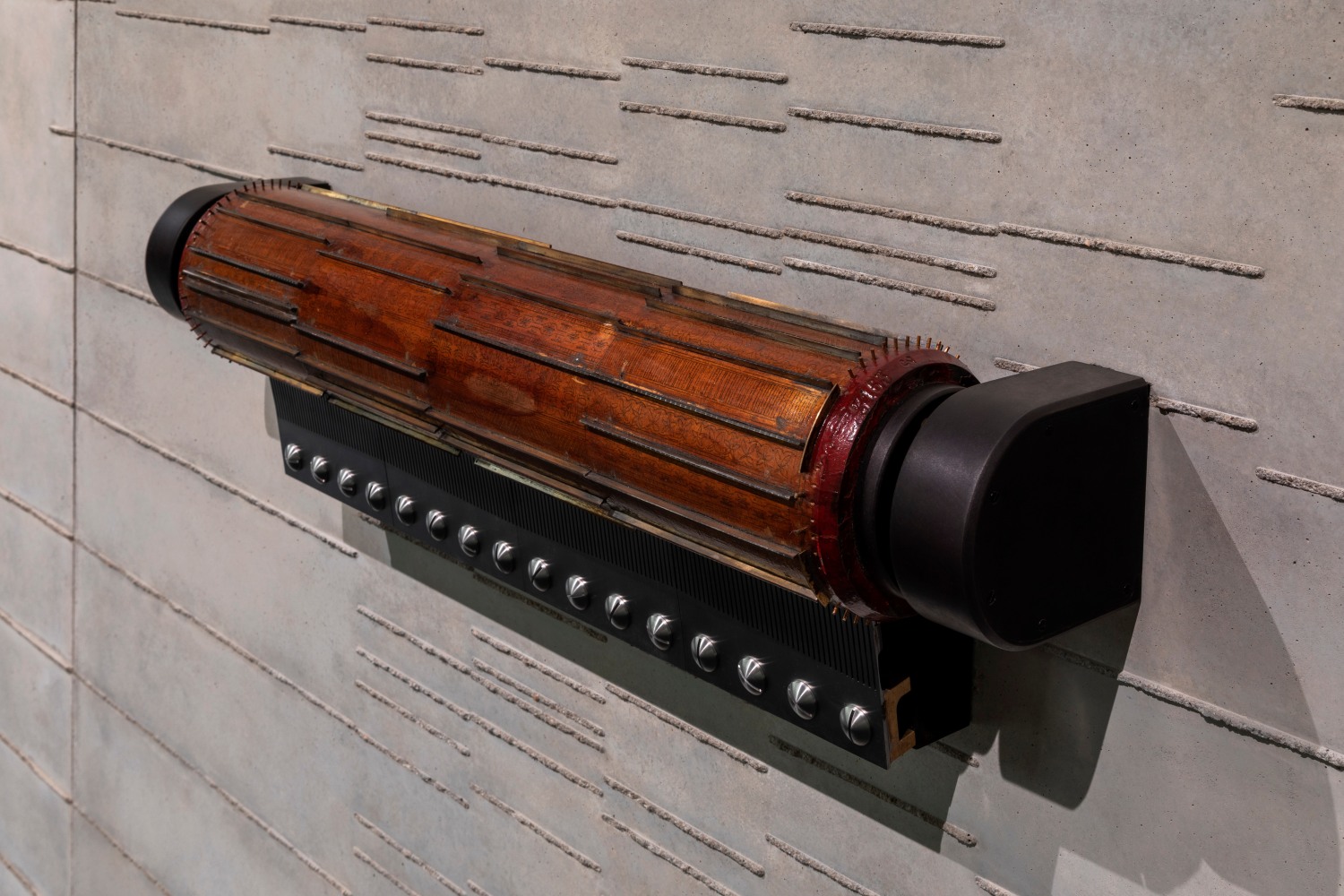 all of a tremble (conducted lines), 2021
modified vintage wallpaper-printing roller, steel comb, concrete, steel construction, electric motor, and customized motion-control softwareinstallation view at kunsthaus bregenz, 2021