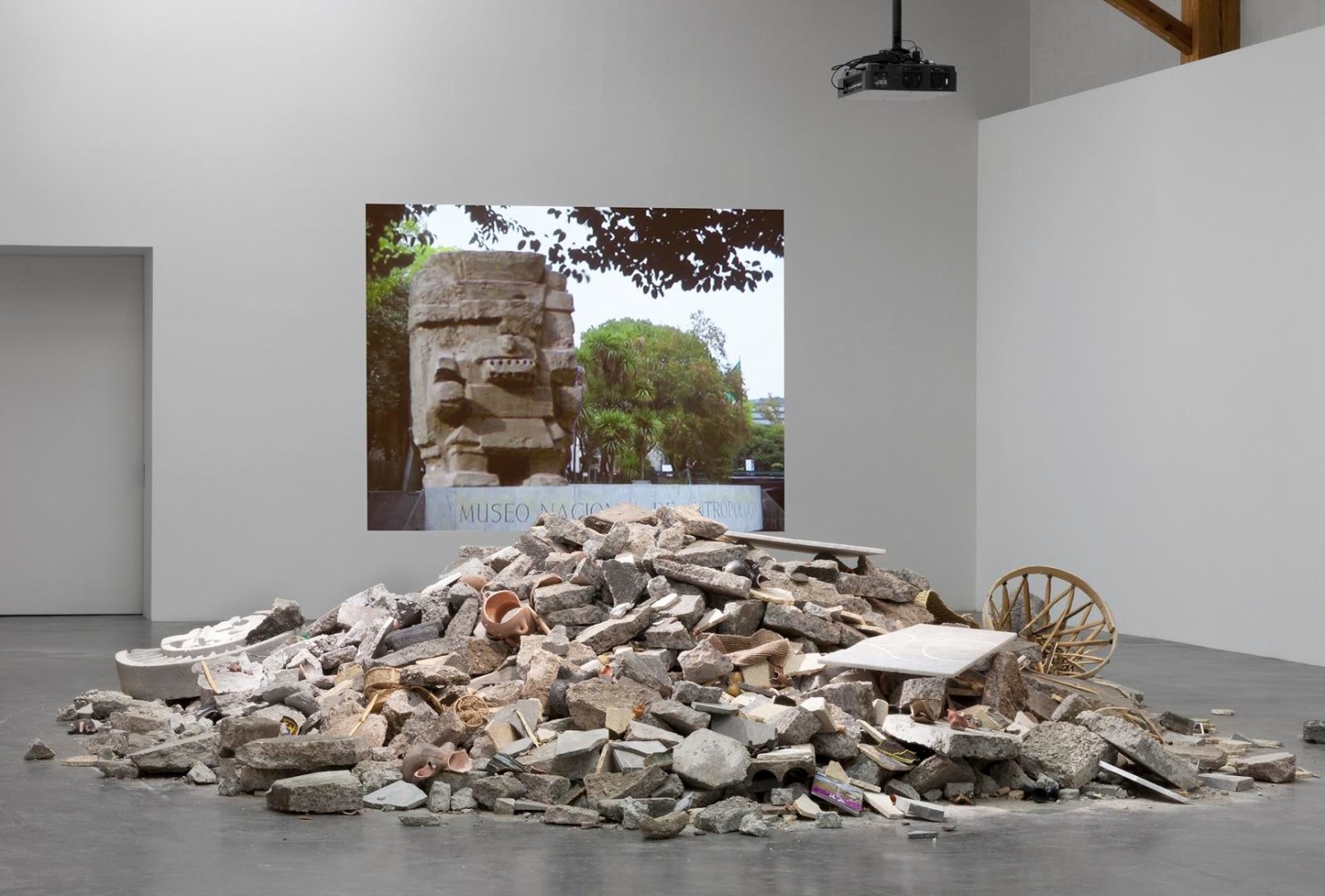 	destrucci&amp;oacute;n total del museo de antropolog&amp;iacute;a, kurimanzutto, mexico city, 2012