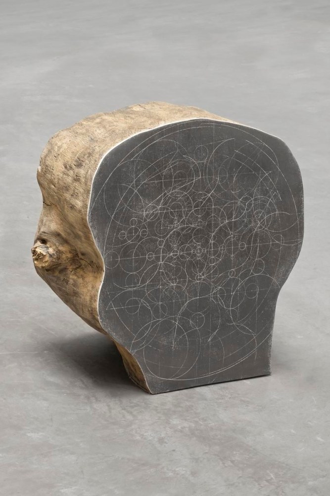 mapa estelar en &amp;aacute;rbol, 2009

grafito, sulfato de calcio y pegamento animal sobre tronco de &amp;aacute;rbol de mango

72.6 x 69.7 x 40 cm

&amp;nbsp;