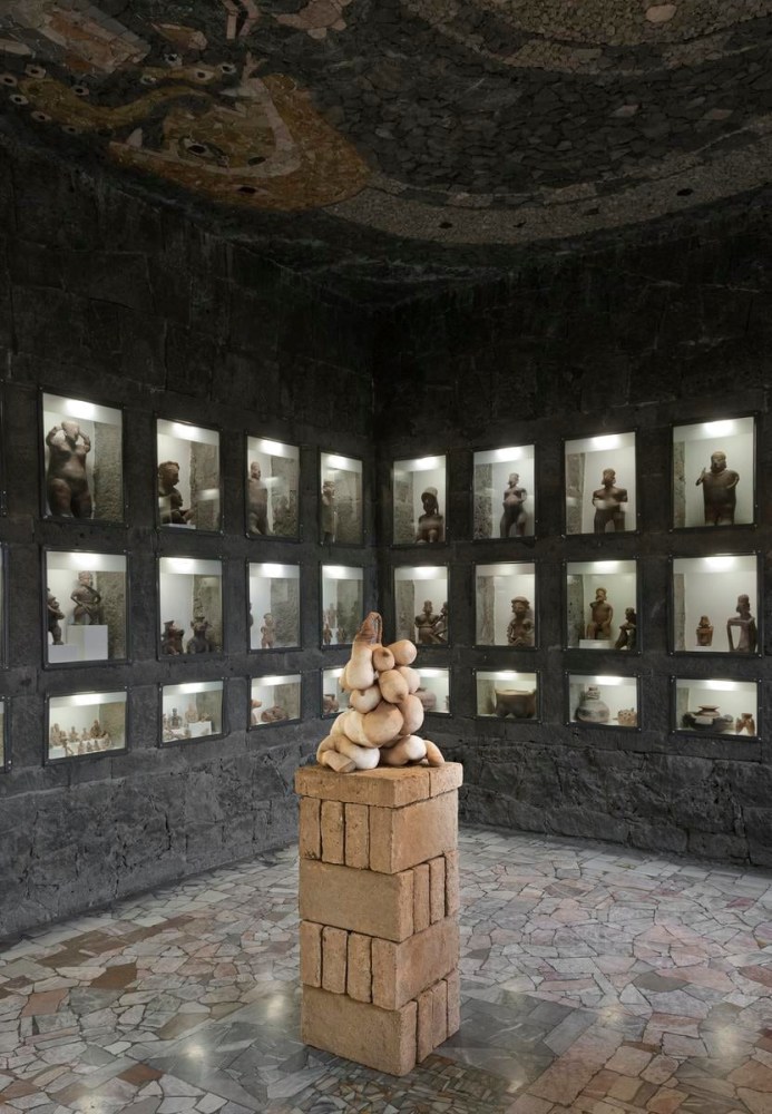 lupe, 2012
alambre de aluminio cubierto con cinta adhesiva, algod&amp;oacute;n natural, medias de lycra, ladrillos de adobe
57 x 42 x 44 cm

&amp;nbsp;

&amp;nbsp;