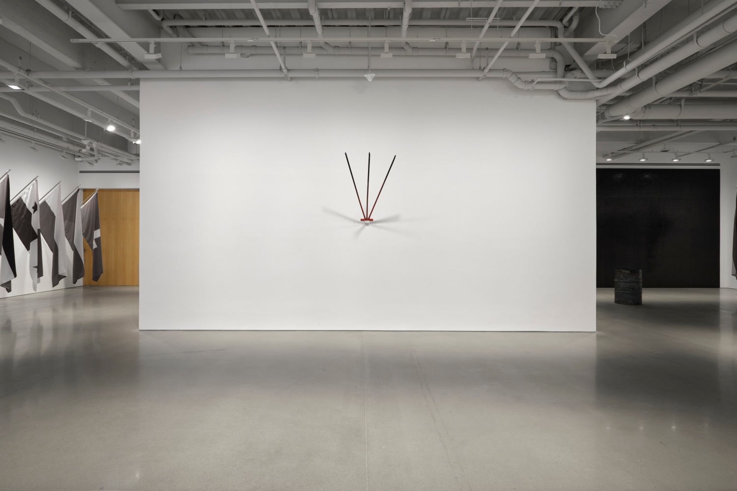 vista de instalaci&amp;oacute;n &amp;iquest;por qu&amp;eacute; el socialismo? por albert einstein, curadur&amp;iacute;a de gabriel orozco, kurimanzutto nueva york, 2025. foto: zach hyman