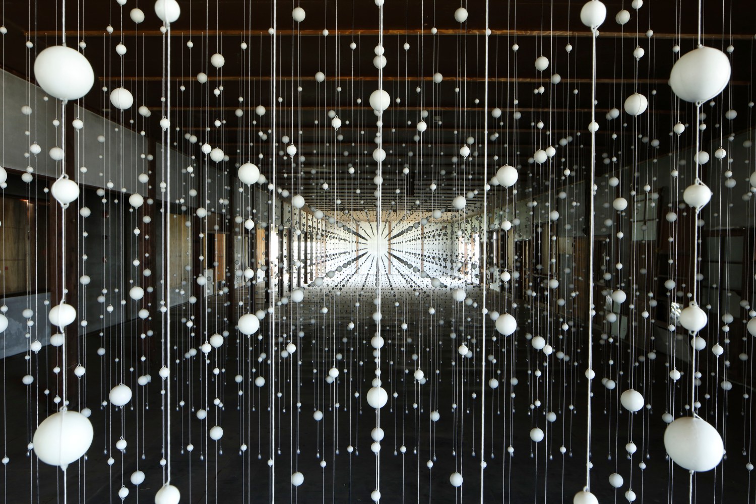 warp cloud, 2018
bolas de yeso cubiertas con cera de abeja, hilo de algod&amp;oacute;n, alambre de acero inoxidable, 5 oz. de pesos de plomo

290 x 550 x 1800 cm&amp;nbsp;instalado

vista de instalaci&amp;oacute;n en la trienal de arte de echigo tsumari, jap&amp;oacute;n, 2018

&amp;nbsp;