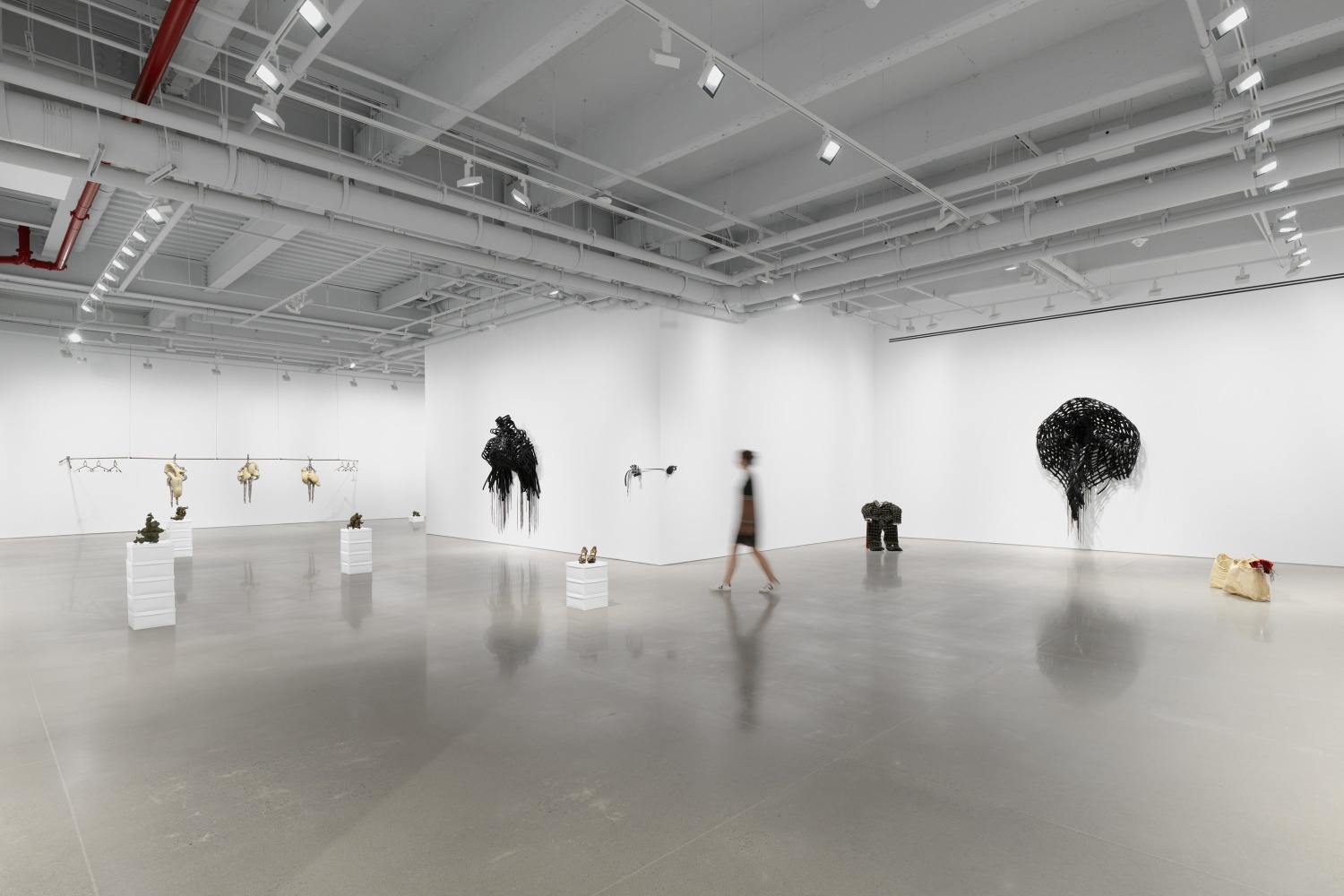 vista de instalaci&amp;oacute;n de b&amp;aacute;rbara s&amp;aacute;nchez-kane: new lexicons for embodiment en kurimanzutto nueva york, 2023. foto: dan bradica