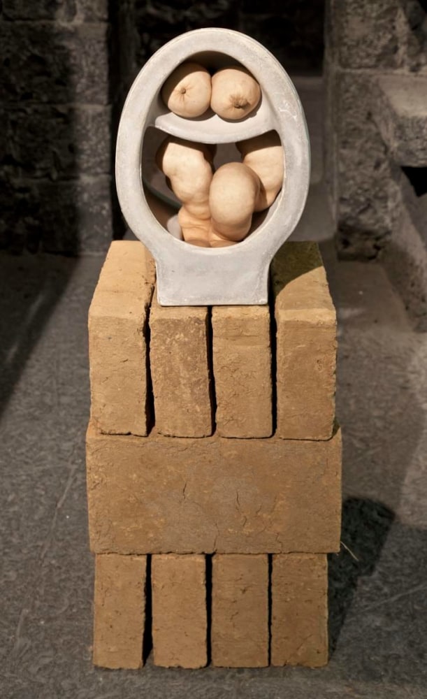 sheela na gig, 2012
escusado de concreto, alambre de aluminio cubierto con cinta adhesiva, algod&amp;oacute;n natural, medias de lycra, ladrillos de adobe
48 x 46 x 35.5 cm

&amp;nbsp;

&amp;nbsp;