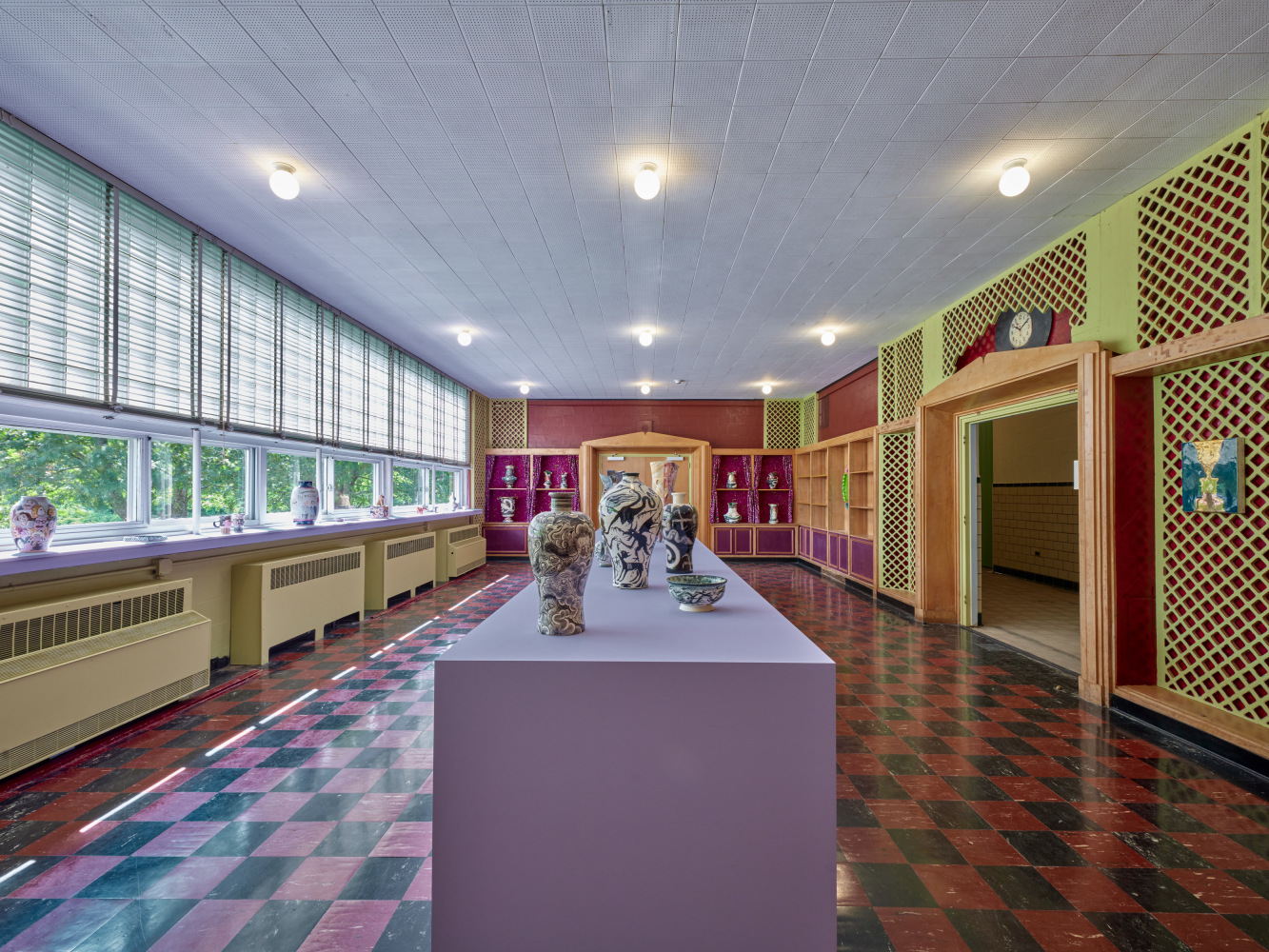 vista de instalaci&amp;oacute;n dr. lakra en&amp;nbsp;the campus 2nd annual exhibition, 2025. foto guang xu⁠