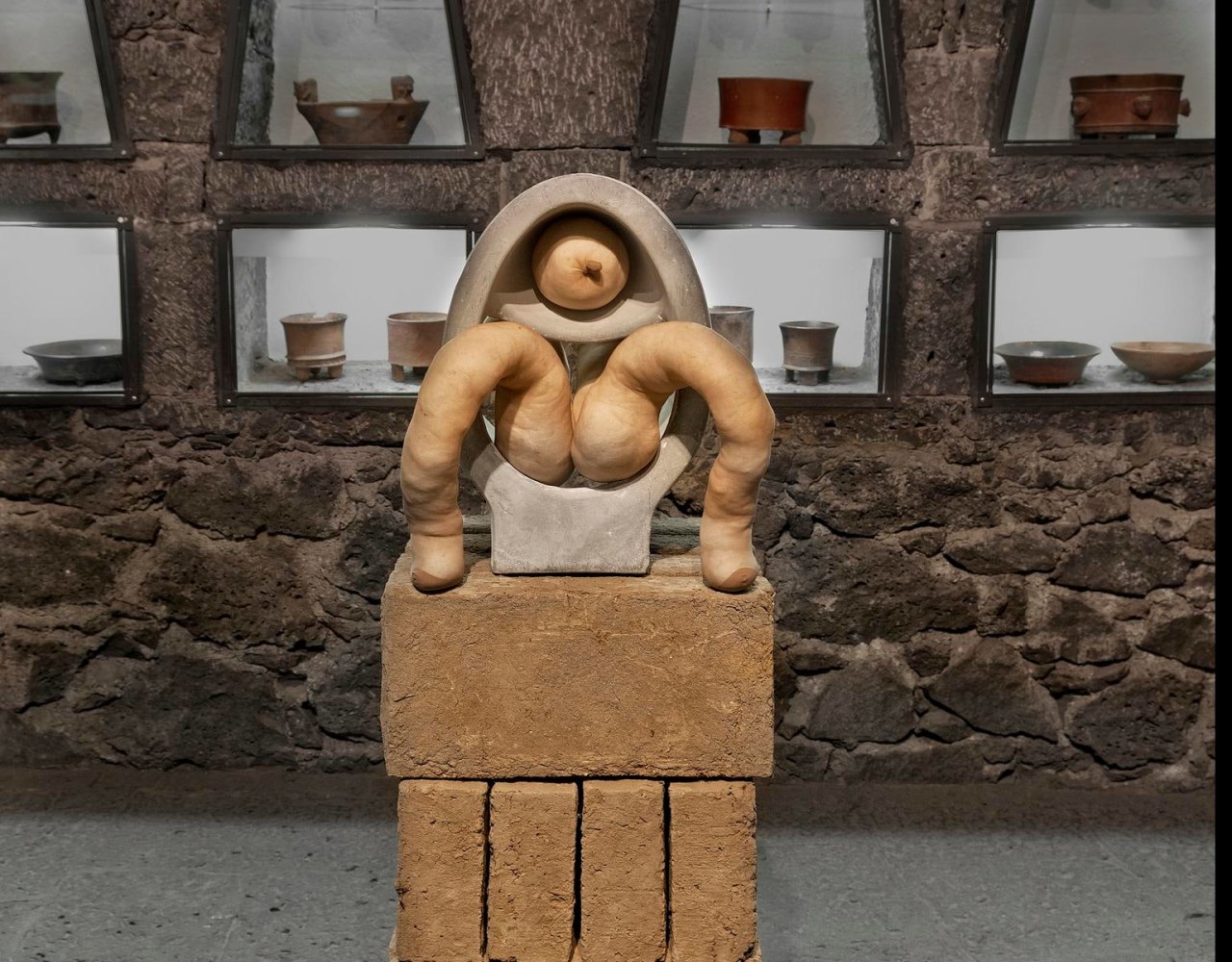 sheela na gig, 2012
escusado de concreto, alambre de aluminio cubierto con cinta adhesiva, algod&amp;oacute;n natural, medias de lycra, larillos de adobe
48 x 58 x 42 cm

&amp;nbsp;

&amp;nbsp;