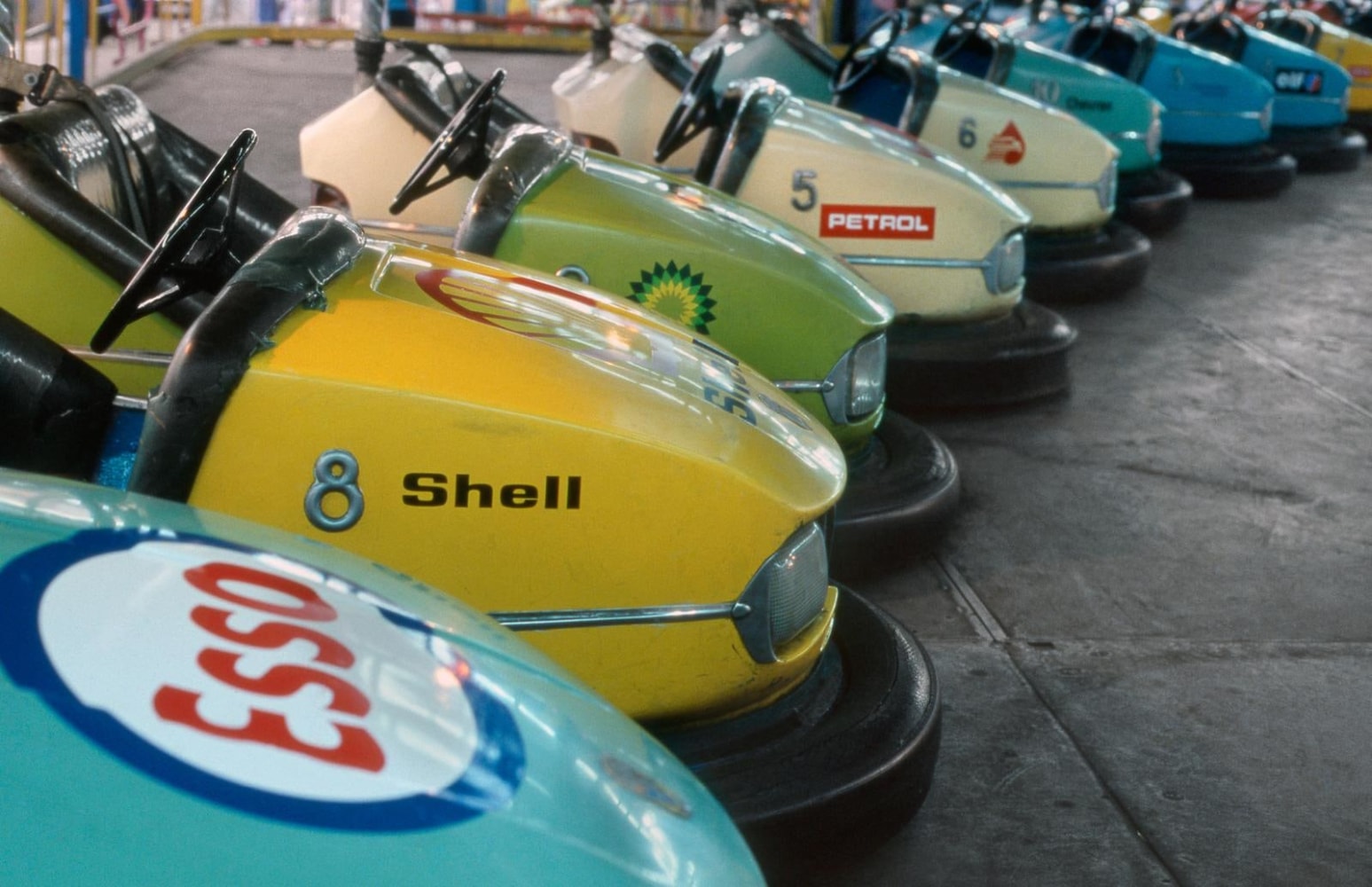 dodgem, 2002
documentaci&amp;oacute;n de una intervenci&amp;oacute;n p&amp;uacute;blica en donde la artista coloca etiquetas de&amp;nbsp;compa&amp;ntilde;&amp;iacute;as petroleras en los go-cars de una feria infantil de la ciudad de m&amp;eacute;xico

&amp;nbsp;