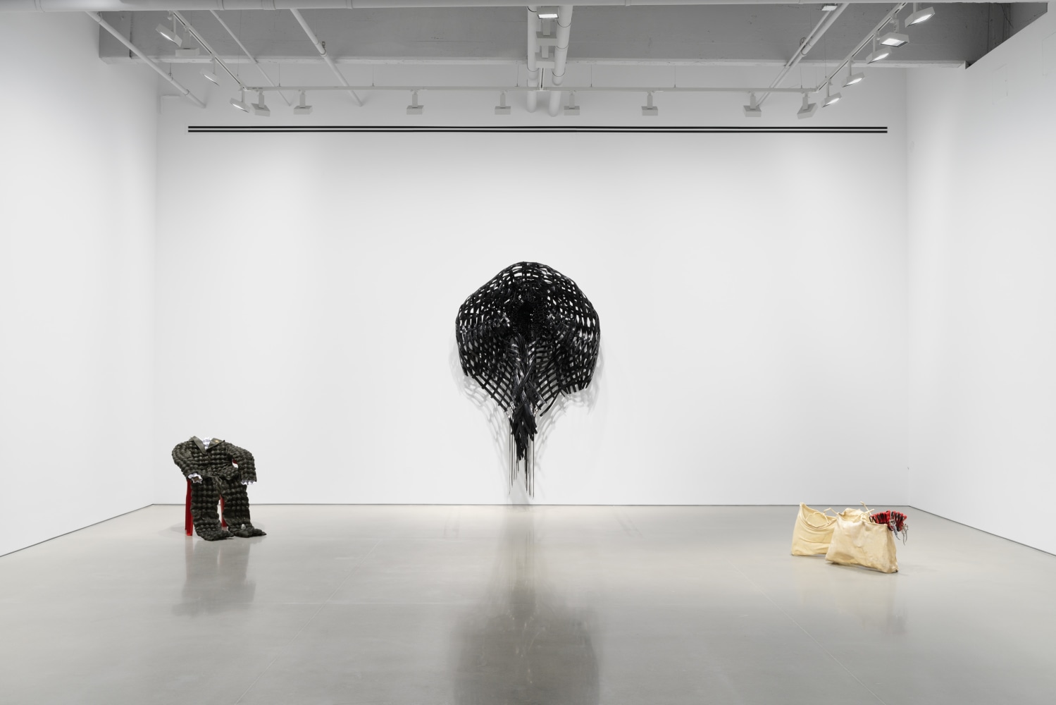 vista de instalaci&amp;oacute;n de&amp;nbsp;b&amp;aacute;rbara s&amp;aacute;nchez-kane: new lexicons for embodiment en kurimanzutto nueva york, 2023. foto: dan bradica