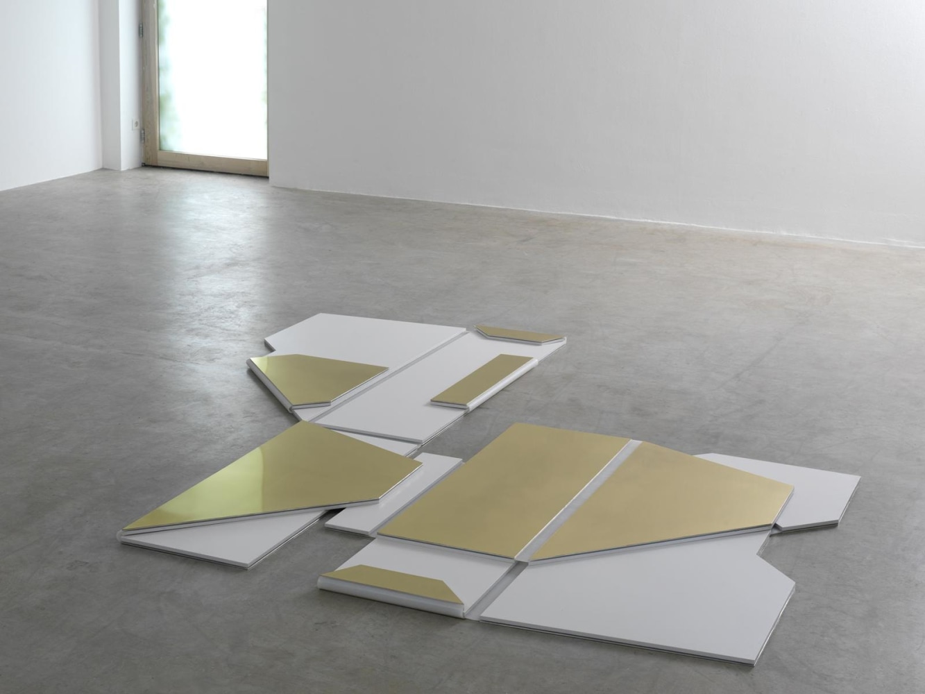 entrechambrage horizontale, 2008

brass, aluminum, silicon, painted mdf board

&amp;nbsp;

94.5 x 1.97 x 86.6 in.

&amp;nbsp;