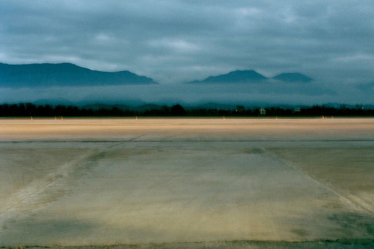 untitled (airport), 2005
color photograph
62.99 x 43.30 in

&amp;nbsp;

&amp;nbsp;