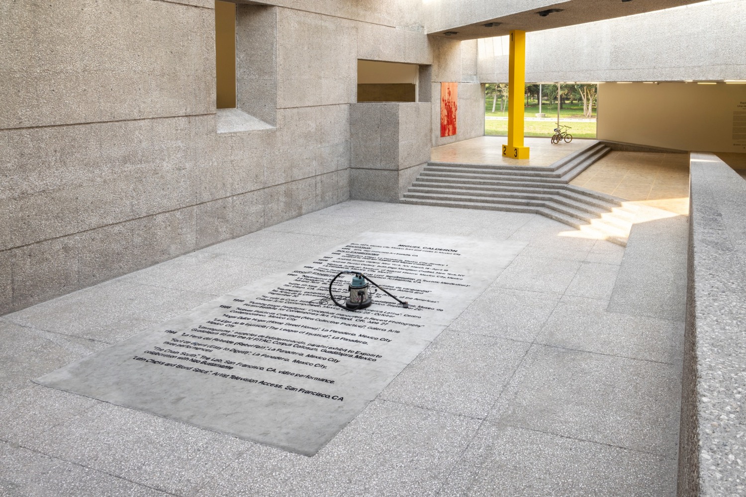 vista de instalaci&amp;oacute;n materia est&amp;eacute;tica disponible, museo tamayo, 2022. foto: gerardo landa estudio