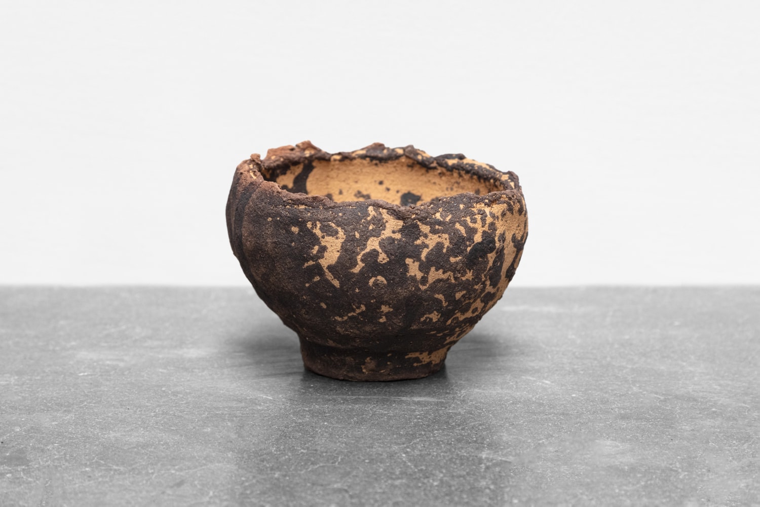 Rirkrit Tiravanija &amp;amp; Cooperativa 1050&amp;ordm;, untitled 2022 (taz&amp;oacute;n para t&amp;eacute;)
Taz&amp;oacute;n para t&amp;eacute; (Margarita Cort&amp;eacute;s Cruz, R&amp;iacute;o Blanco Tonaltepec &amp;amp; kintsugui, Kythzia Barrera)
Quema chorreada con t&amp;eacute; de corteza de encino. Horno tradicional