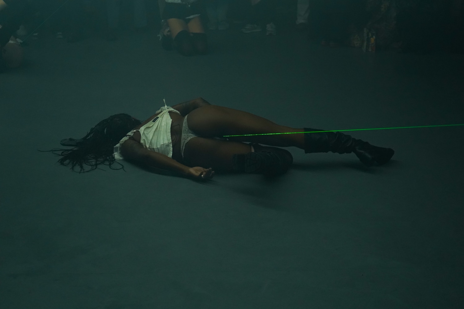 performance young boy s&amp;aacute;nchez-kane, dover street market paris, octubre 2024. foto: oriane robaldo