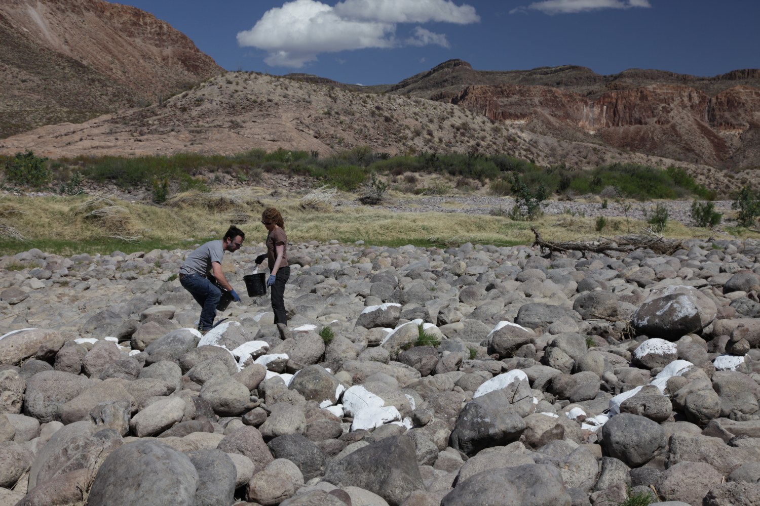 crossing the r&amp;iacute;o bravo, 2010

documentaci&amp;oacute;n de la acci&amp;oacute;n en el r&amp;iacute;o bravo