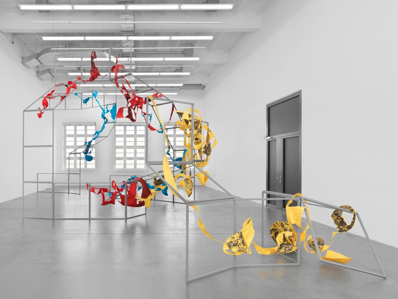 uncomfortable objects, 2012
metal structure, papier-m&amp;acirc;ch&amp;eacute;, laser prints and aluminum wire
78.74 x 39.37 x 19.69 in

&amp;nbsp;

&amp;nbsp;