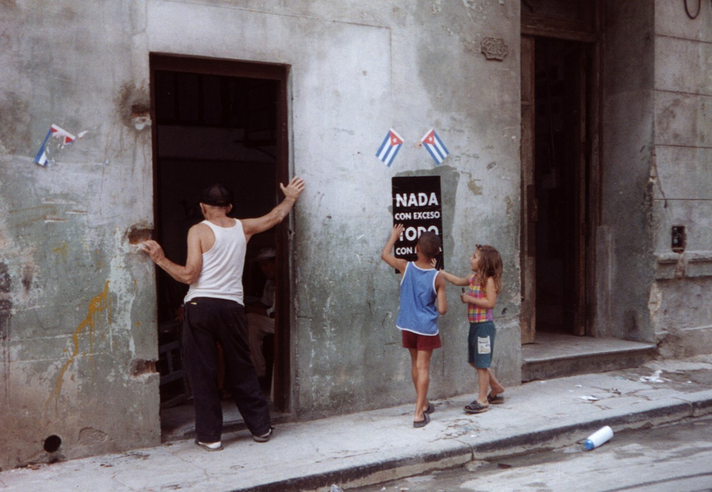 habana, 2000&amp;nbsp;

fotograf&amp;iacute;a documental de poster

55.8&amp;nbsp;x&amp;nbsp;83.8 cm