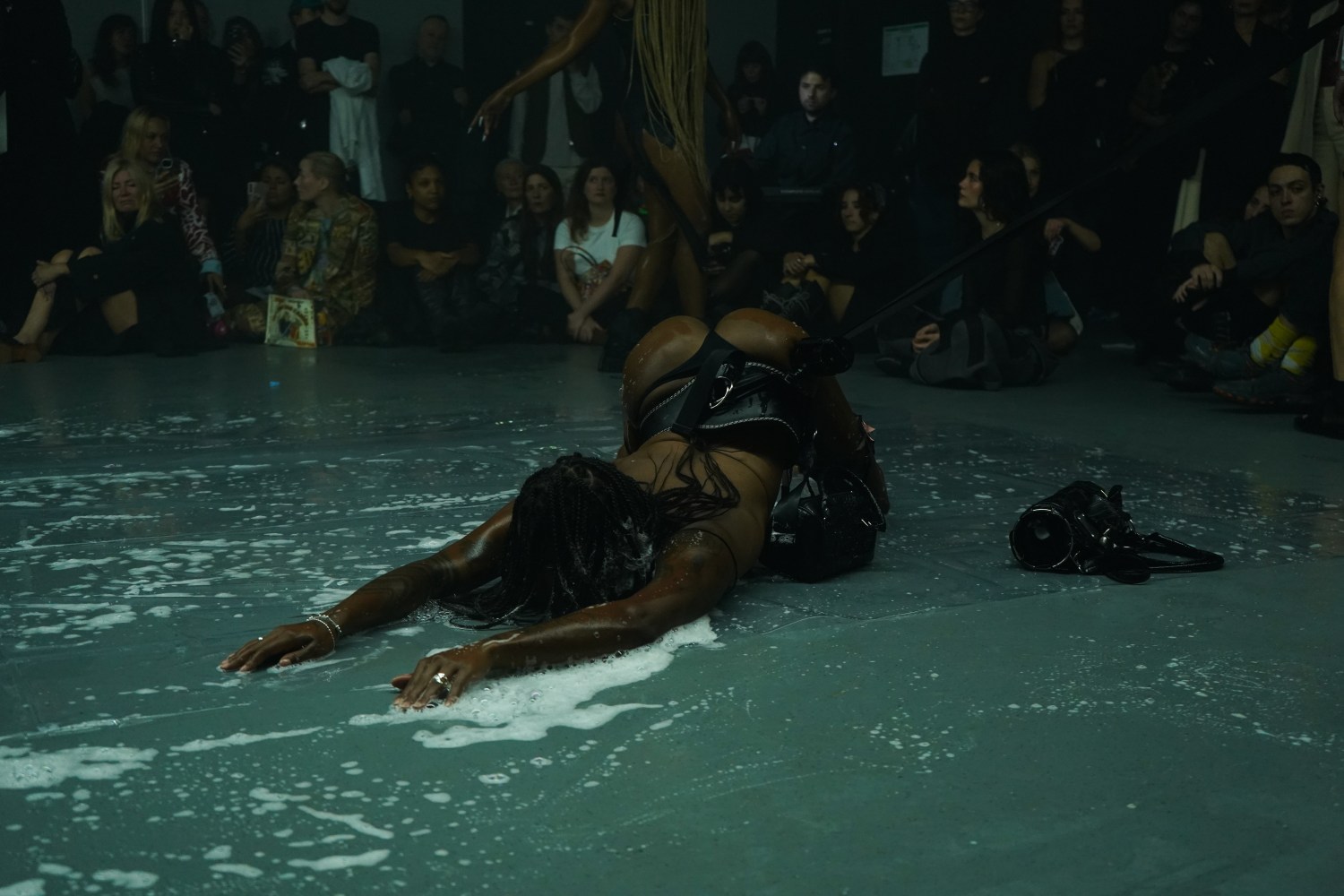 performance young boy s&amp;aacute;nchez-kane, dover street market paris, octubre 2024. foto: oriane robaldo