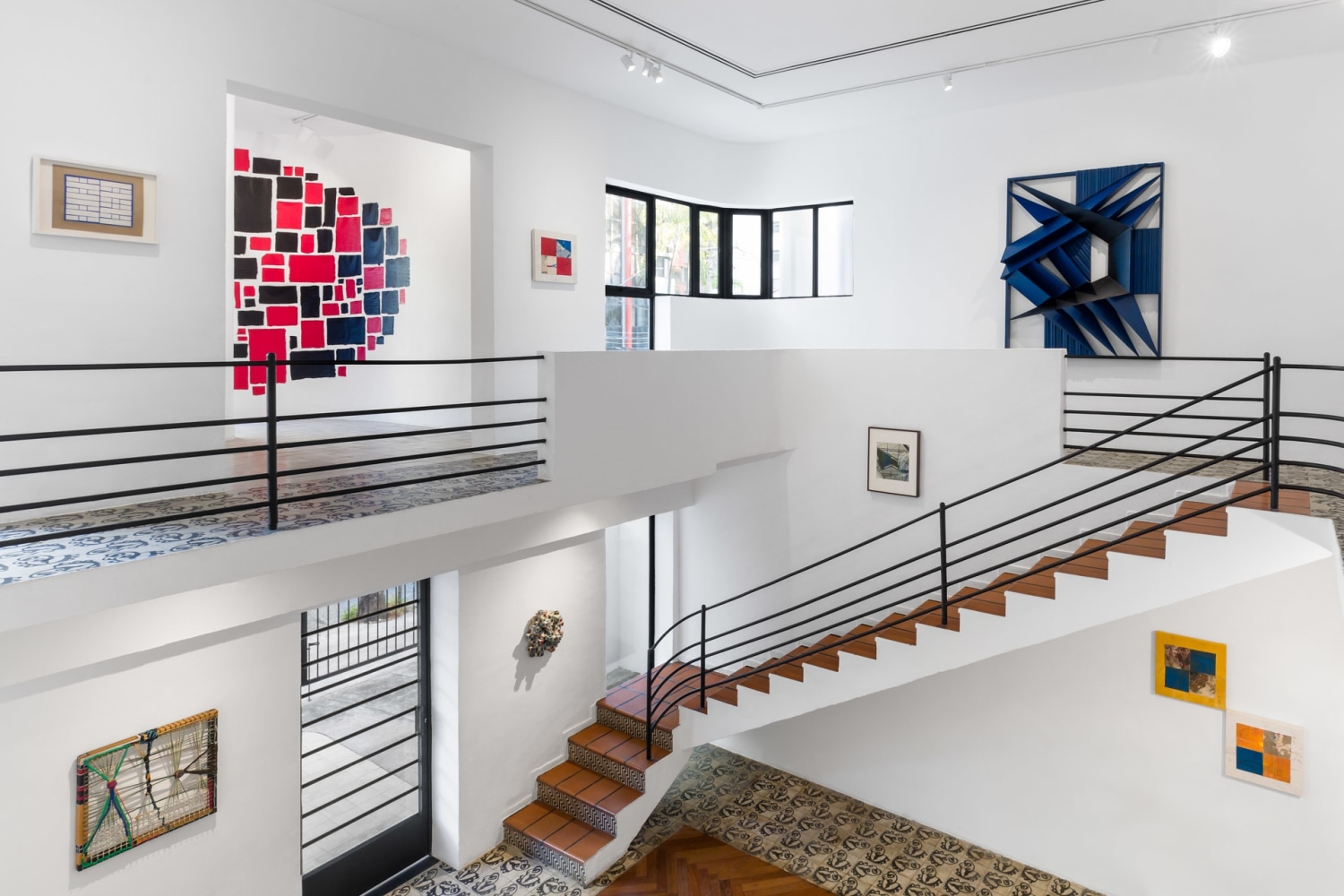 vista de instalaci&amp;oacute;n oscar murillo: check mate(s) en casa sp arte, sao paulo, 2024