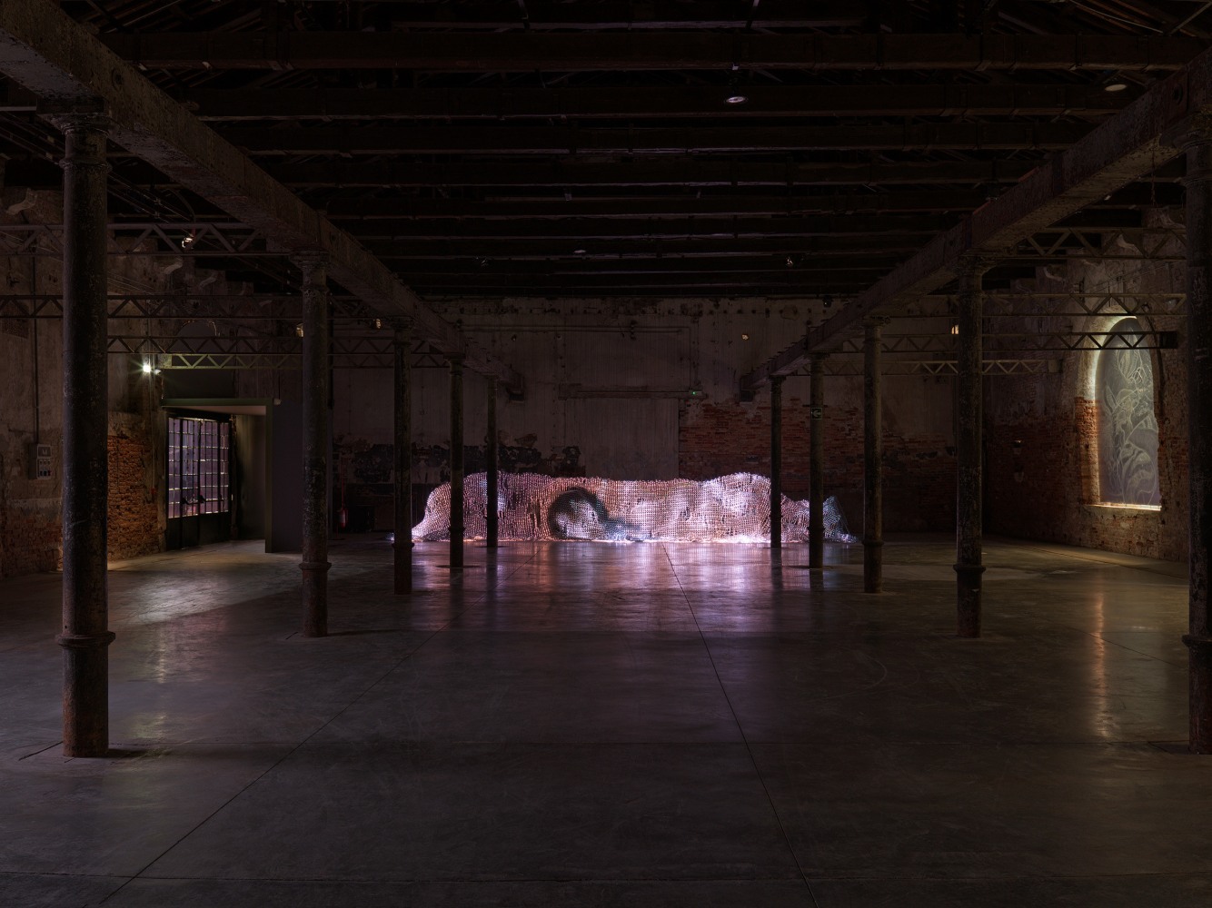 vista de instalaci&amp;oacute;n de&amp;nbsp;lipid muse&amp;nbsp;(2024) en&amp;nbsp;stranieri ovunque &amp;ndash; foreigners everywhere, 60va exposici&amp;oacute;n internacional de arte de la biennale di venezia, giardini and arsenale 2024. foto: nick ash