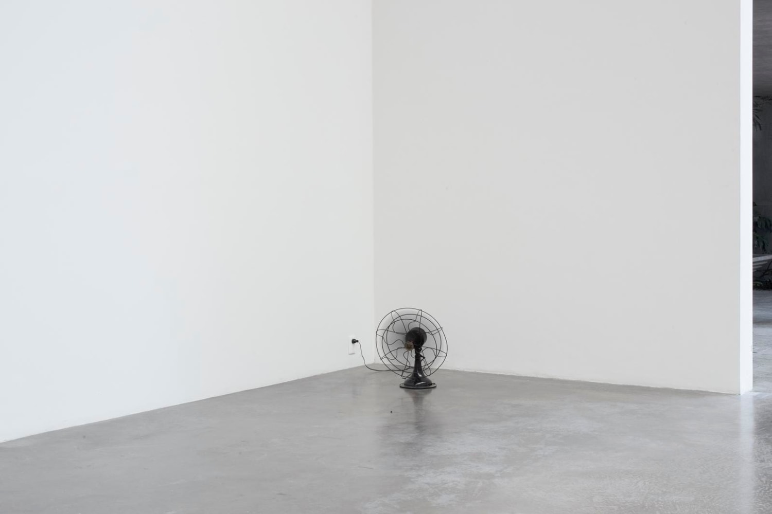 no se puede hacer una revoluci&amp;oacute;n con guantes de seda, kurimanzutto, ciudad de m&amp;eacute;xico, 2016