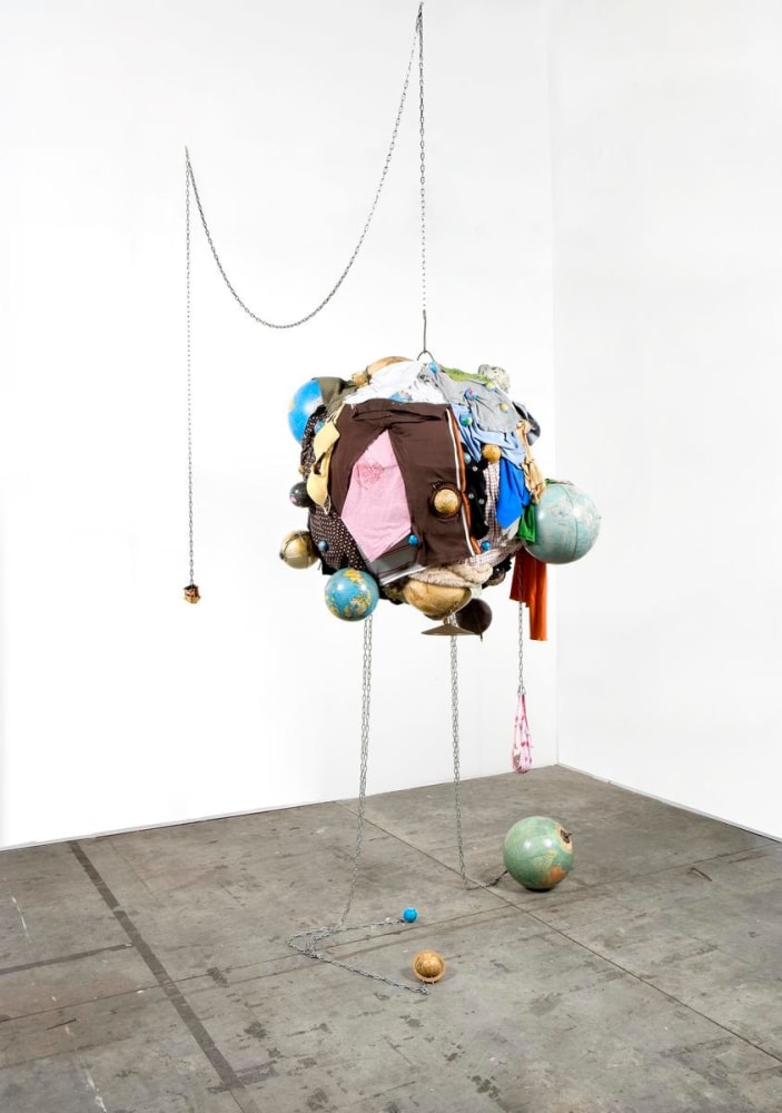 el otro mundo y el otro, y el otro&amp;hellip;, 2008

estructura de acero, cadena y alambre de acero galvanizado, globos terr&amp;aacute;queos de pl&amp;aacute;stico y cart&amp;oacute;n, ropa, cuerda

100 x 100 x 100 cm

&amp;nbsp;

&amp;nbsp;