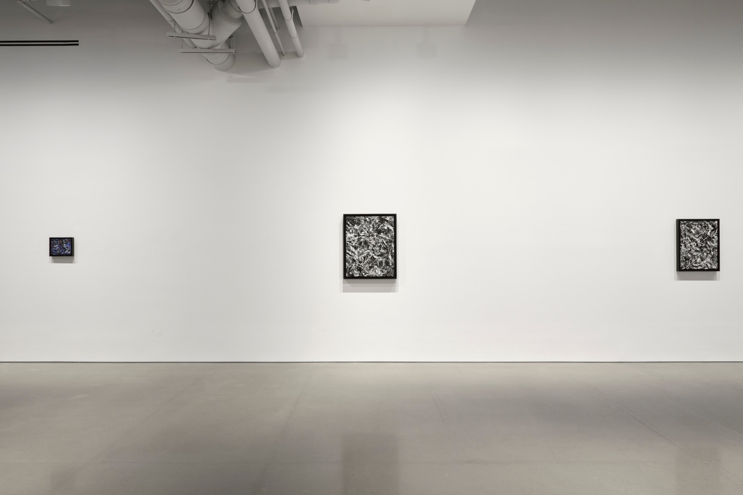 vista de instalaci&amp;oacute;n &amp;iquest;por qu&amp;eacute; el socialismo? por albert einstein, curadur&amp;iacute;a de gabriel orozco, kurimanzutto nueva york, 2025. foto: zach hyman