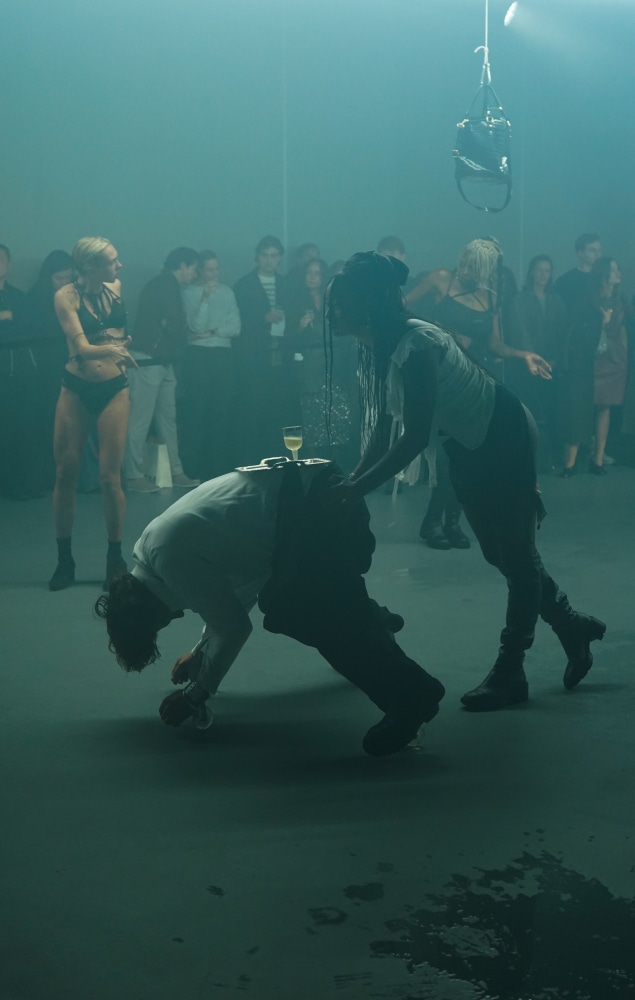 performance young boy s&amp;aacute;nchez-kane, dover street market paris, octubre 2024. foto: oriane robaldo