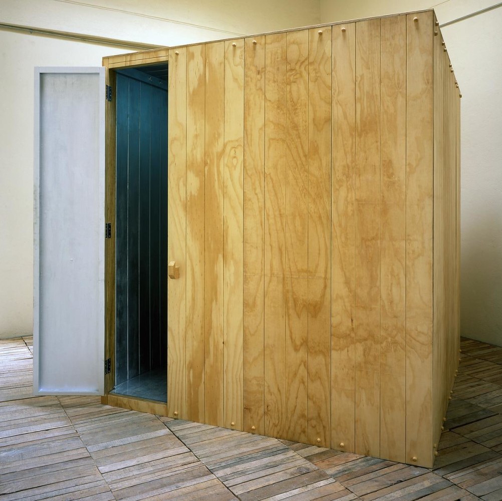 emulsi&amp;oacute;n dom&amp;eacute;stica, 2005

wood, paint, bulb, plexiglass, steel

98.43 x 88.19 x 88.19 in.

&amp;nbsp;