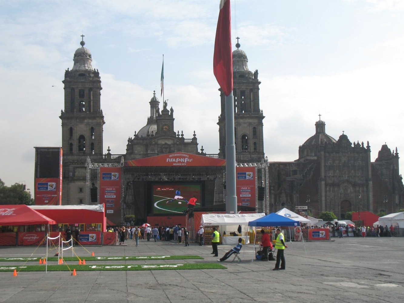 el intercambio (la catedral del gol), 2011

impresi&amp;oacute;n digital sobre papel de algod&amp;oacute;n

32 x 43 cm

&amp;nbsp;

&amp;nbsp;