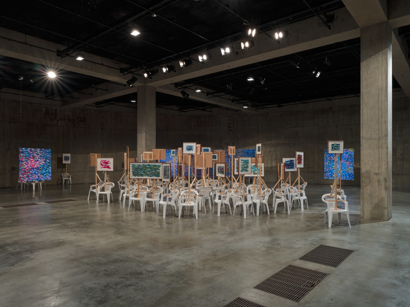 vista de instalaci&amp;oacute;n&amp;nbsp;oscar murillo: the flooded garden. tate modern, 2024 foto: tim bowditch, cortes&amp;iacute;a del artista. copyright &amp;copy; oscar murillo


&amp;nbsp;
