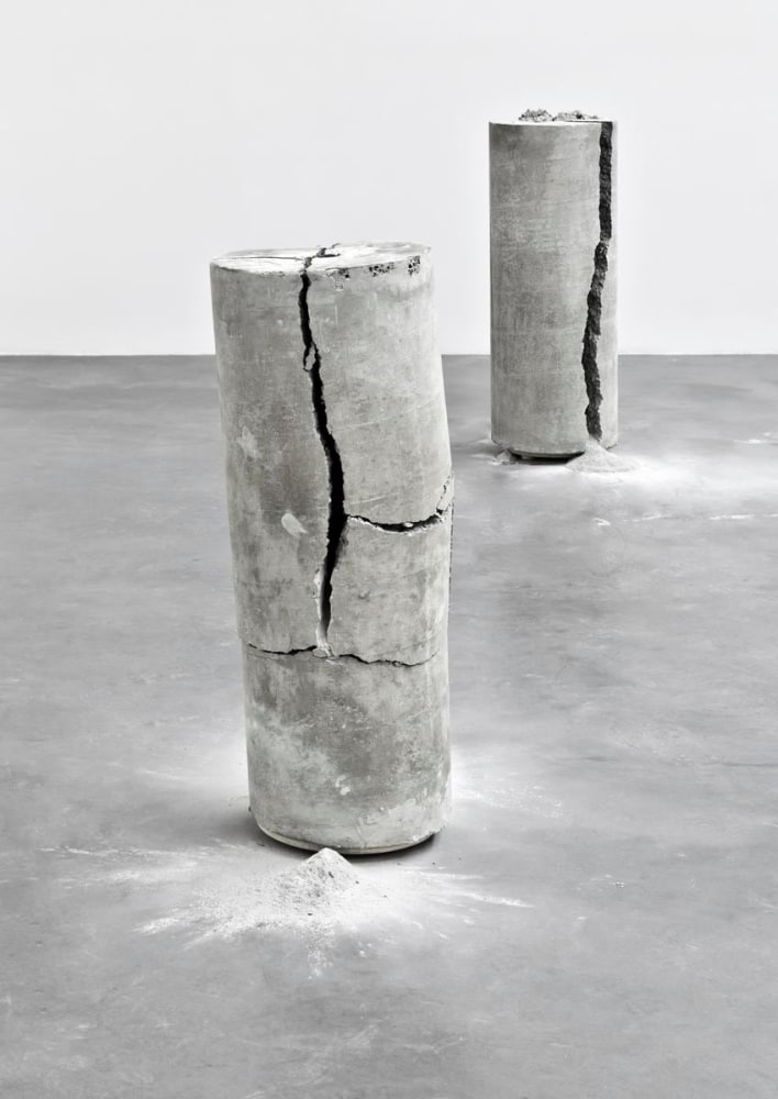 cemento expansivo (columna central), 2012

3 cilindros de concreto quebrados con cemento expansivo

103 x 35.5 cm de di&amp;aacute;metro cada uno

&amp;nbsp;

&amp;nbsp;