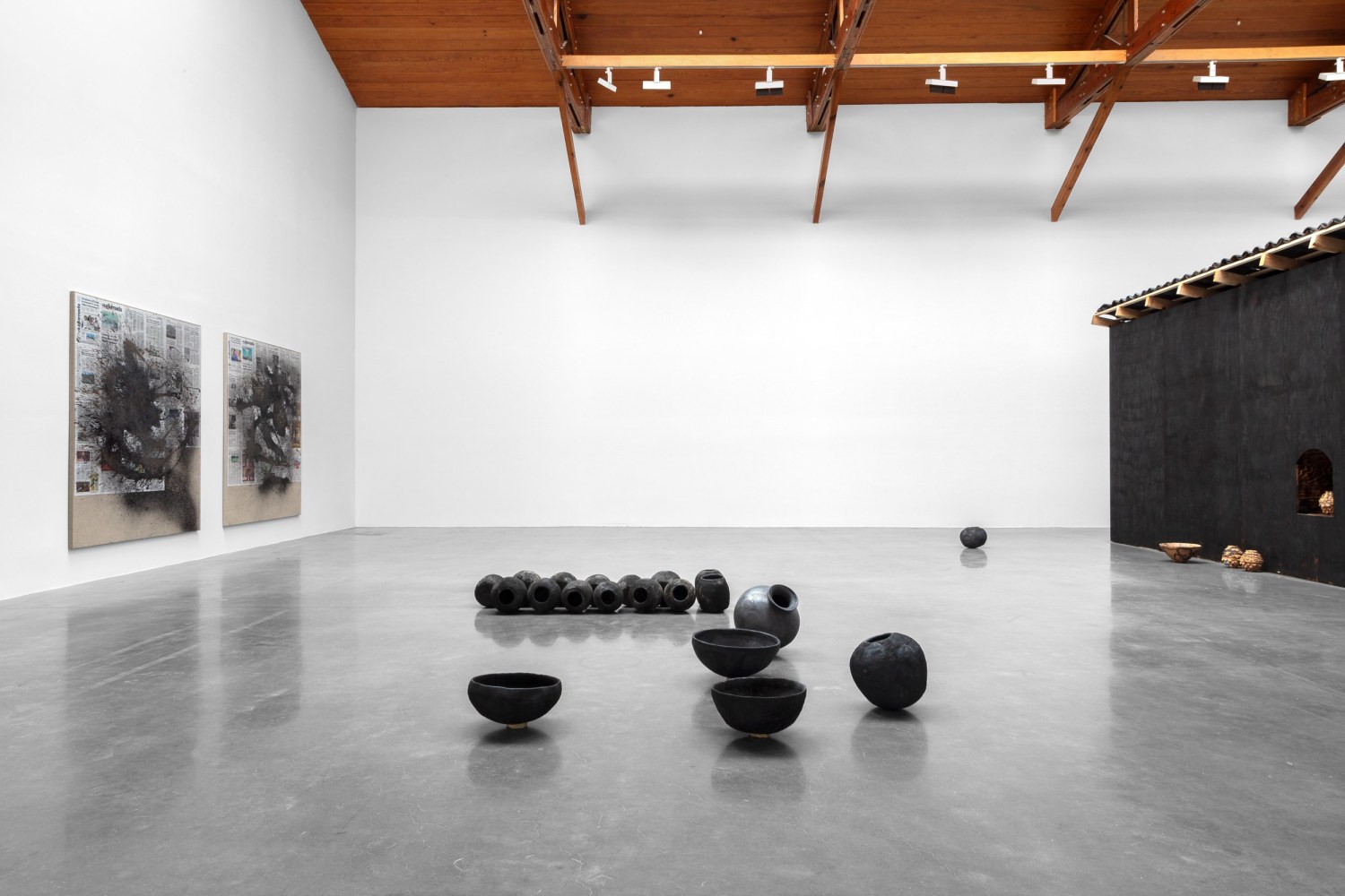 Rirkrit Tiravanija, instalation view of Mezcal vs. Pulque, kurimanzutto, Mexico City, 2022
photo: Gerardo Landa Rojano