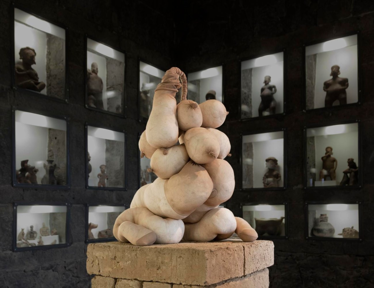 nuds
vista de instalaci&amp;oacute;n, museo anahuacalli, ciudad de m&amp;eacute;xico, 2012

&amp;nbsp;