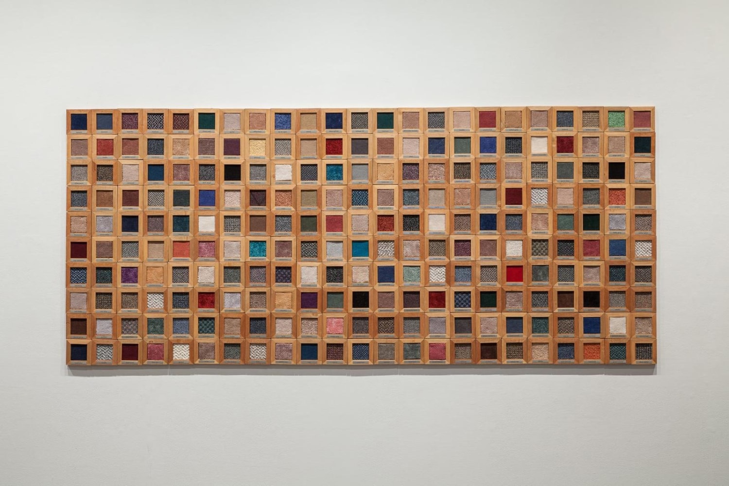 espectro, 1993 - 2011

carpet, wood, engraved metal plate

variable dimensions&amp;nbsp;

&amp;nbsp;