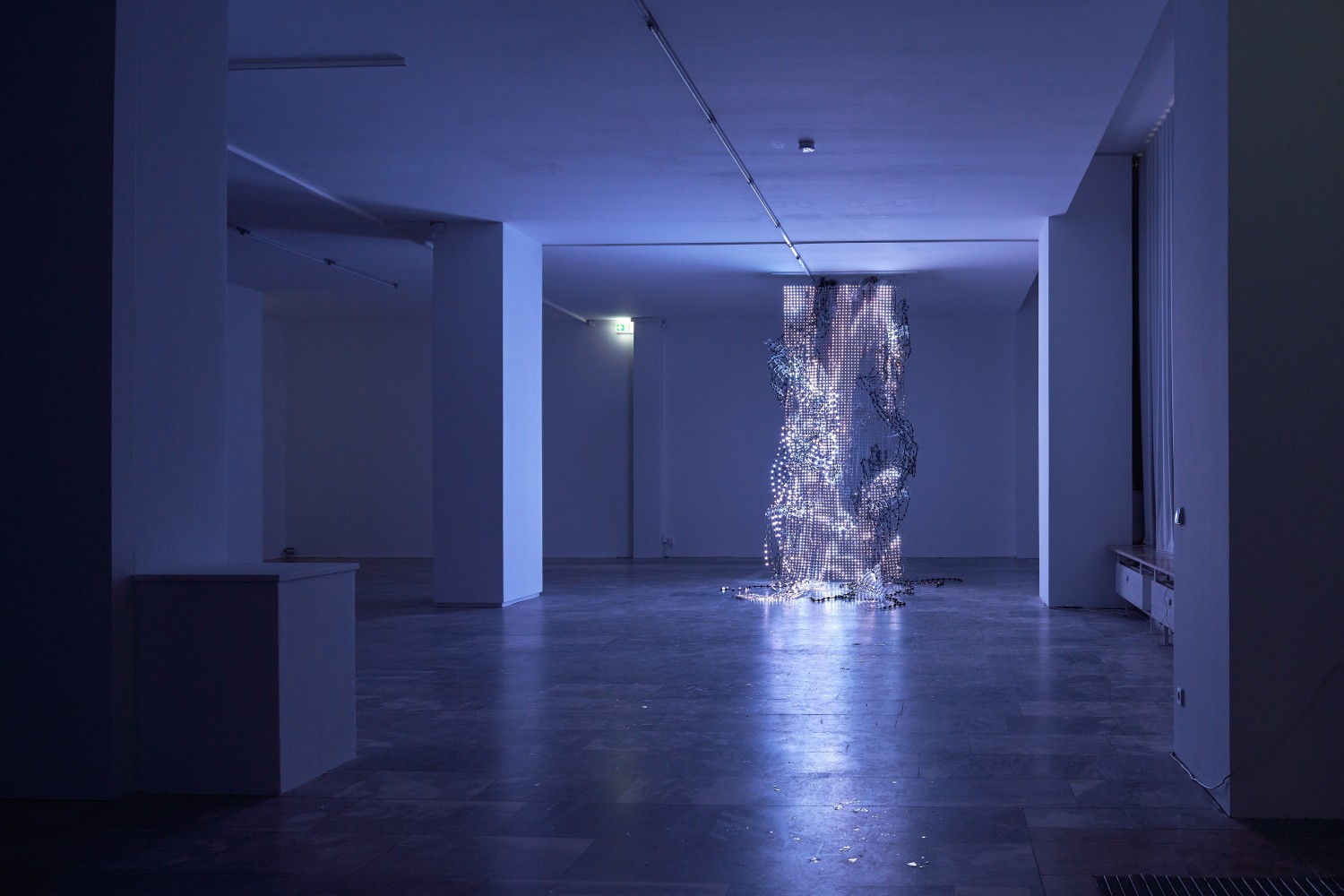 weak pearl, 2019. vista de instalaci&amp;oacute;n de&amp;nbsp;horizontal vertigo,&amp;nbsp;julia stoschek foundation, berl&amp;iacute;n, 2019