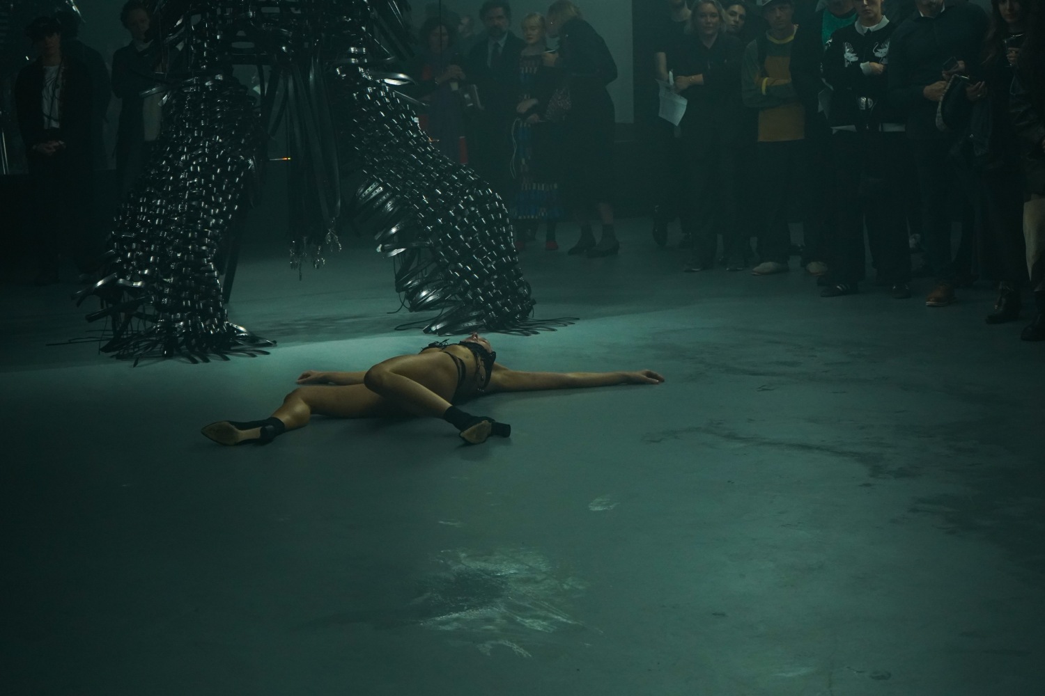 performance young boy s&amp;aacute;nchez-kane, dover street market paris, octubre 2024. foto: oriane robaldo