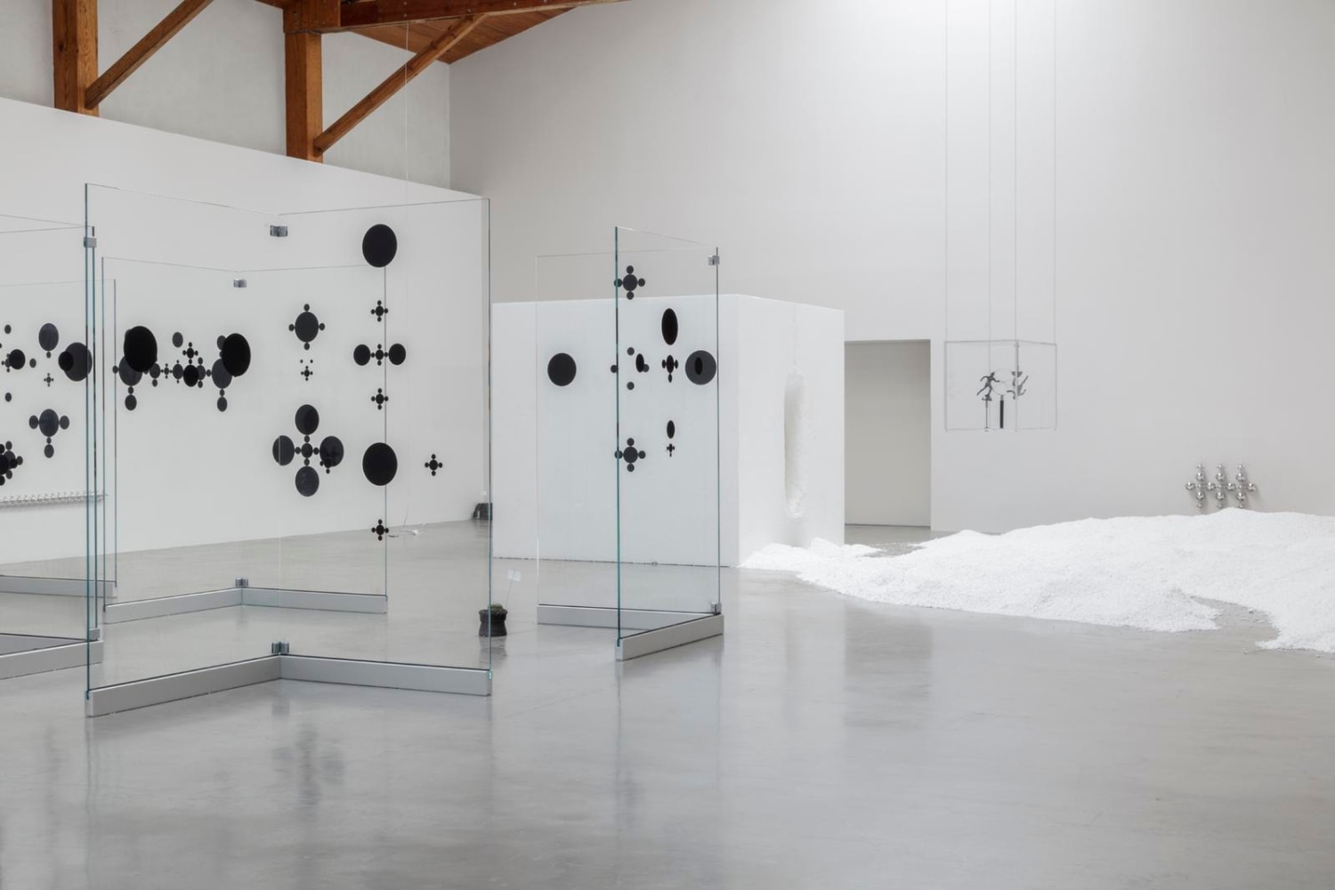 	installation view of xyla&amp;ntilde;ynu. taller de los viernes, kurimanzutto, mexico city, 2016