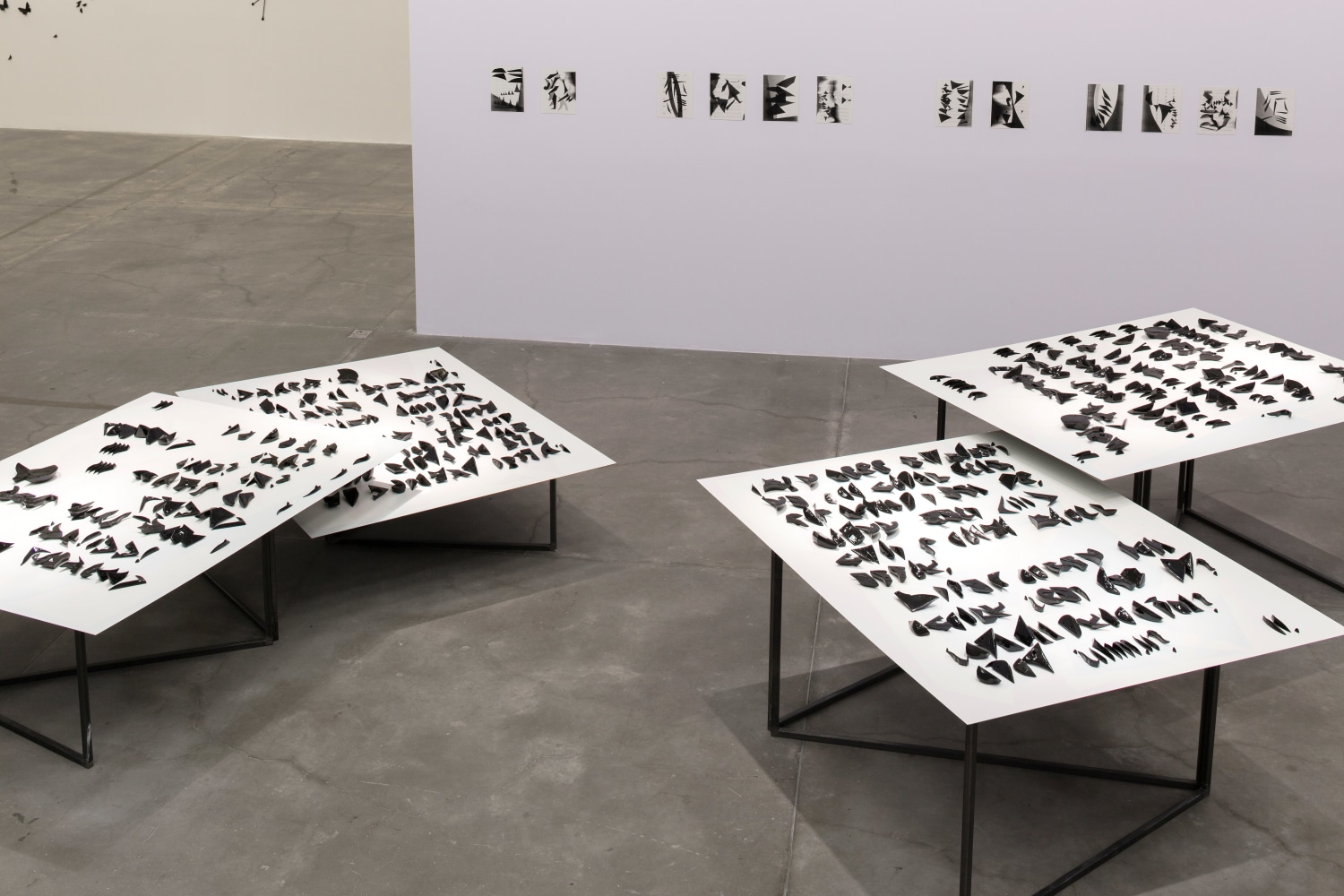 life in the folds, 2017

alphabet of ocarinas placed over tables, forming a poem. high temperature enamelled ceramic, compressed aluminum sheets prepared with imprint, silkscreen and varnish, fixed on a steel tubular base. film black and white, with sound. set of 100 xerographic prints on paper

45.28 x 472.44 x 303.15 in.&amp;nbsp;approx. installed