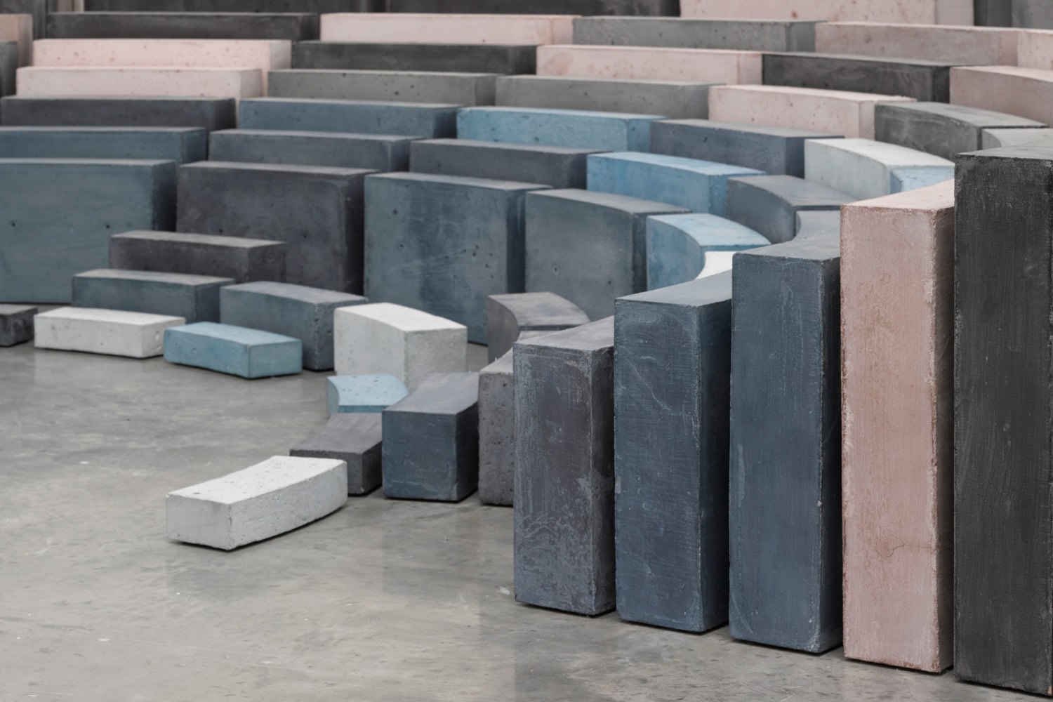 coliseum: diagram of time, 2017
concreto pigmentado
dimensiones variables
vista de instalaci&amp;oacute;n de play time, white cube bermondsey, londres, 2017
